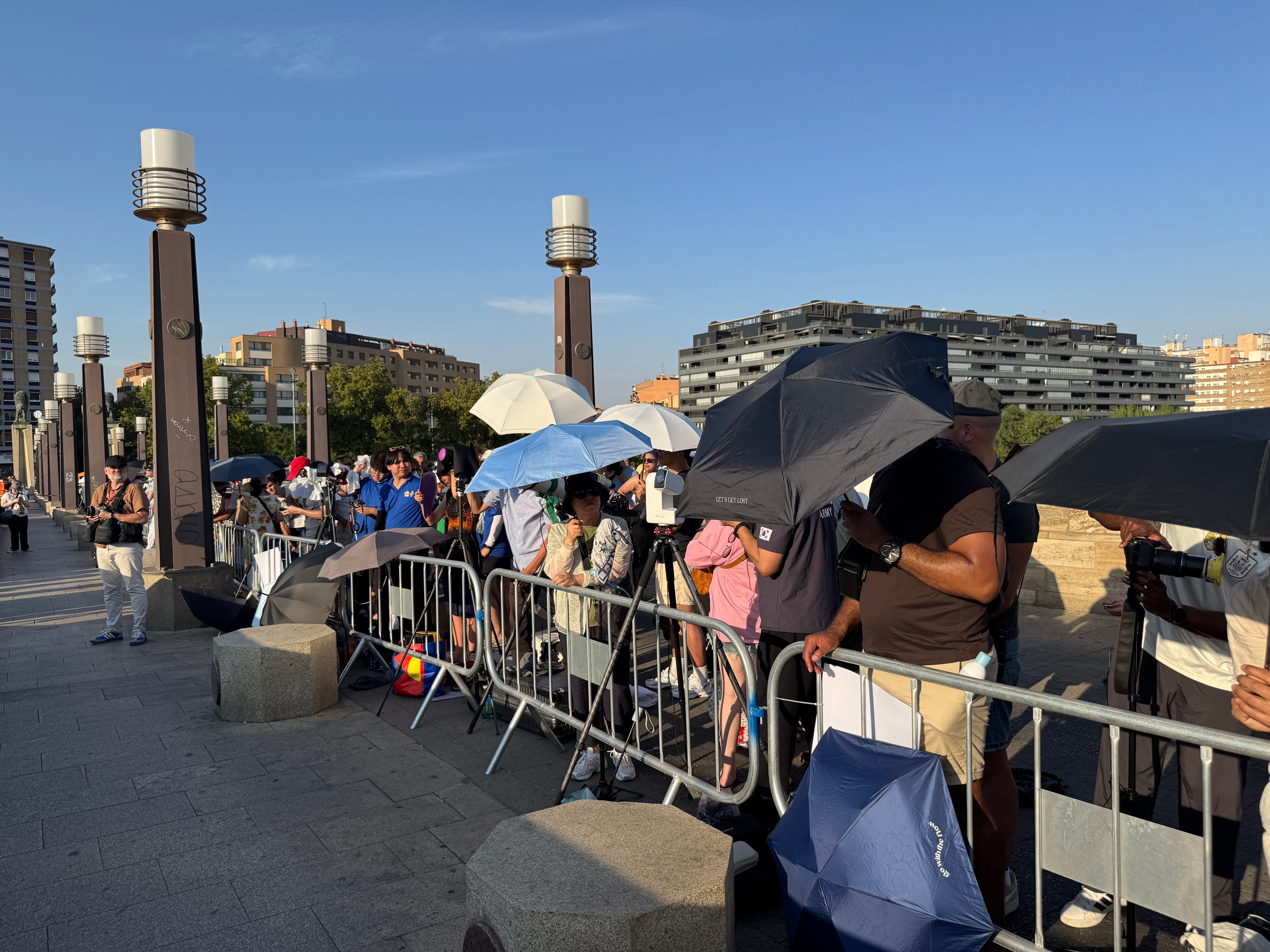 Eclipse solar total: así se vivió el día en el que Zaragoza se quedó a oscuras 6 Zaragoza esperando el eclipse solar del 2026