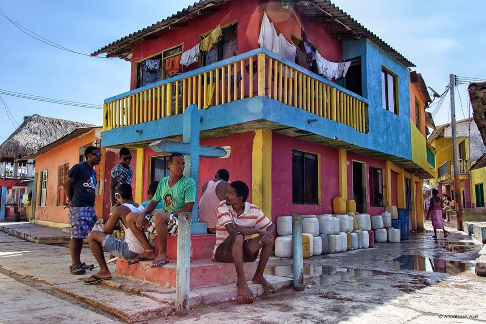 Junto a las coloridas casas de Santa Cruz del islote, se pueden ver los bidones donde los vecinos acopian agua dulce, un bien escaso en el islote