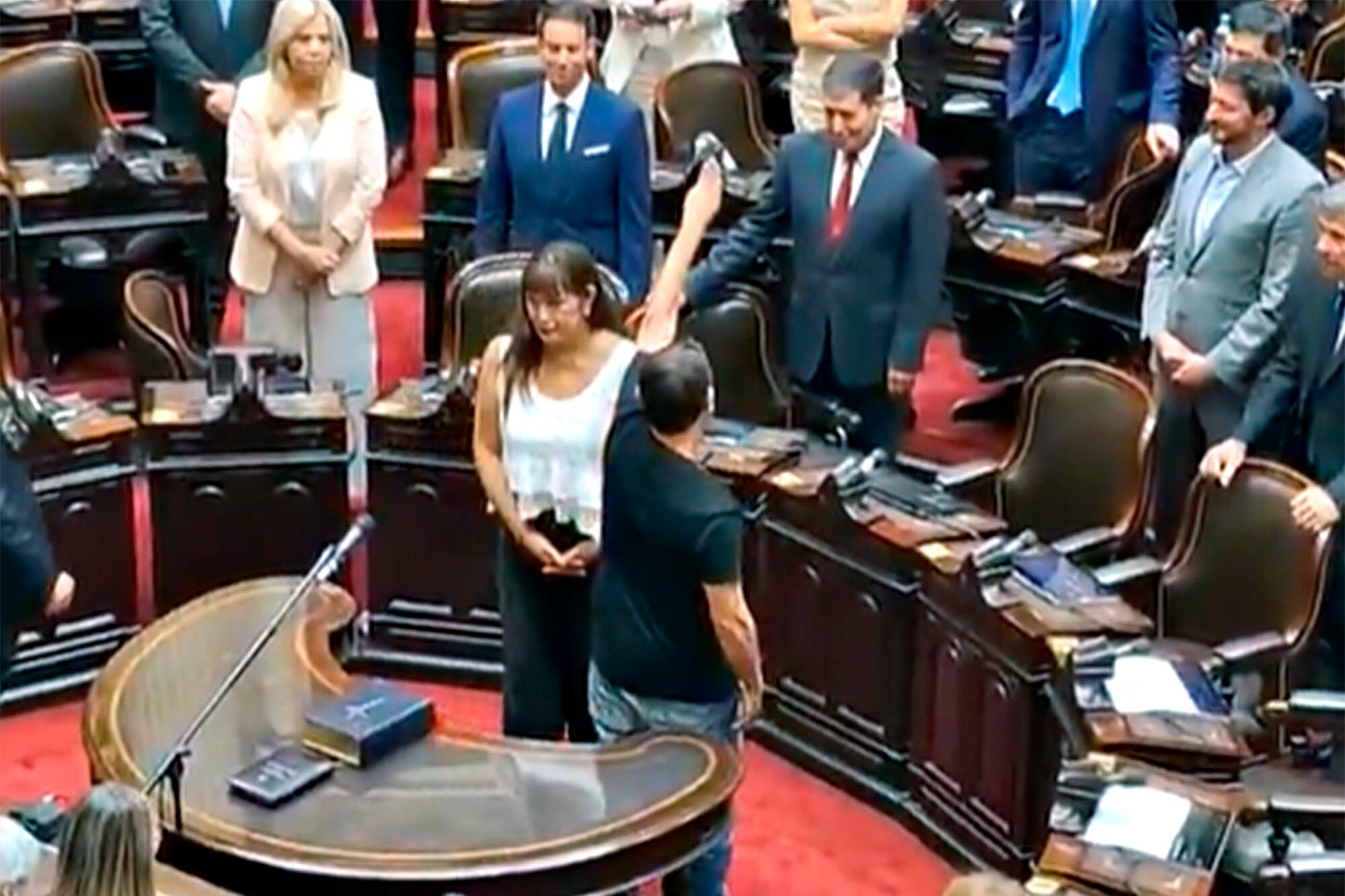 Juan Grabois levantó tres dedos hacia el palco donde se encontraban Javier y Karina Milei en alusión al escándalo por el cobro de coimas en la Andis