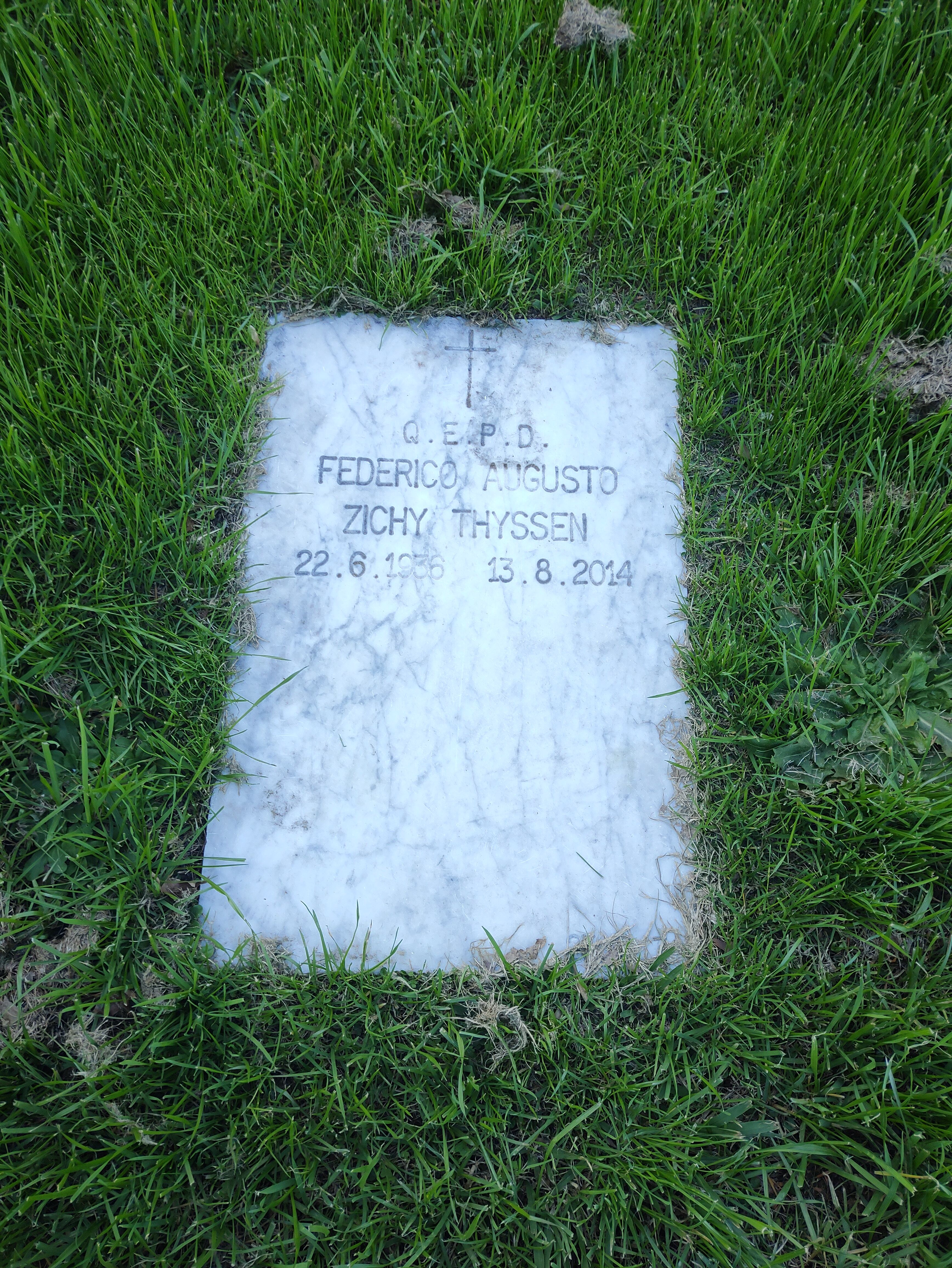La tumba de Zichy Thyssen, a diez años de su muerte: sin flores, cubierta de pasto seco