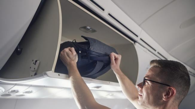 La Unión Europea prohíbe a las aerolíneas cobrar por el equipaje de mano en los vuelos