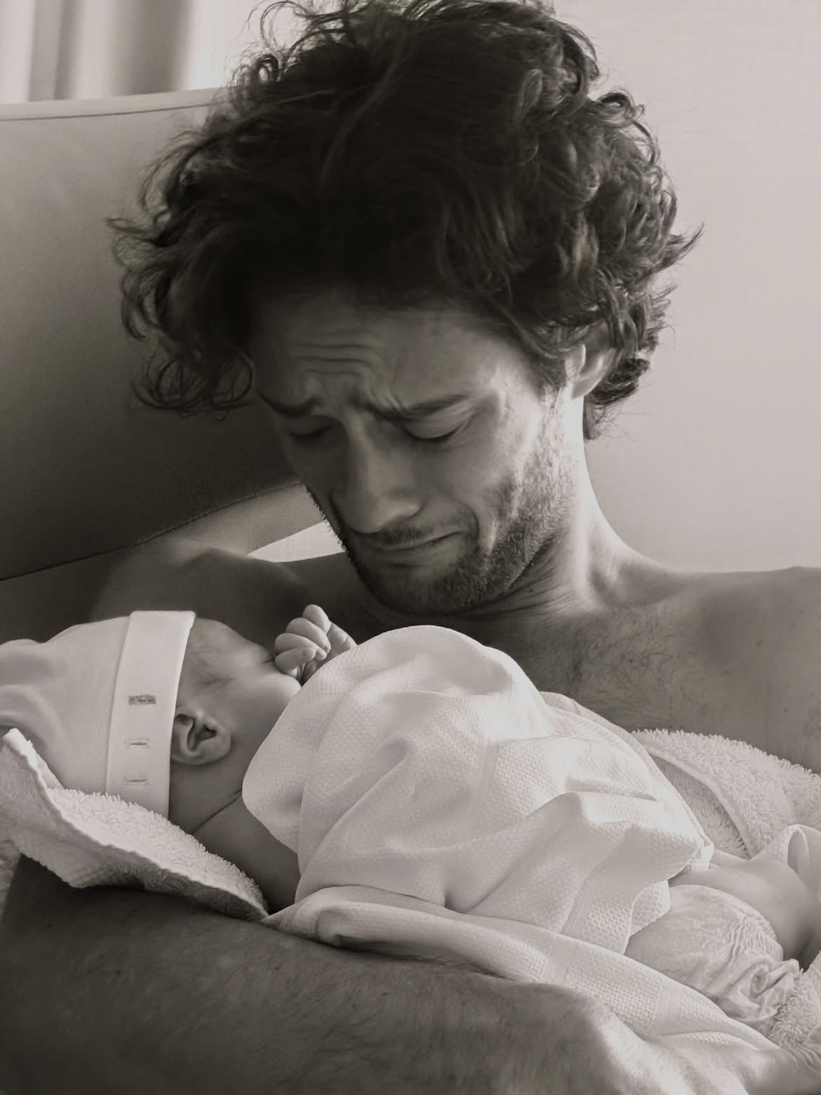 Sienna Miller compartió una imagen de Oli Green emocionado con su bebé en brazos