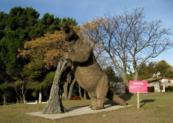 La réplica del Megaterio en Plaza Carrasco