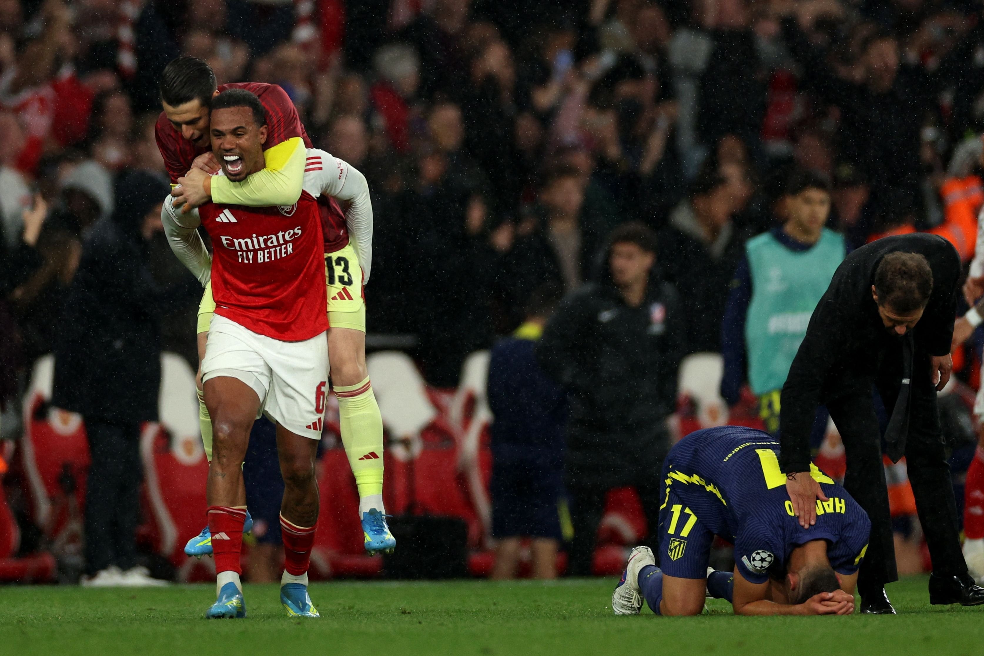 Festeja Arsenal, Simeone consuela a sus jugadores