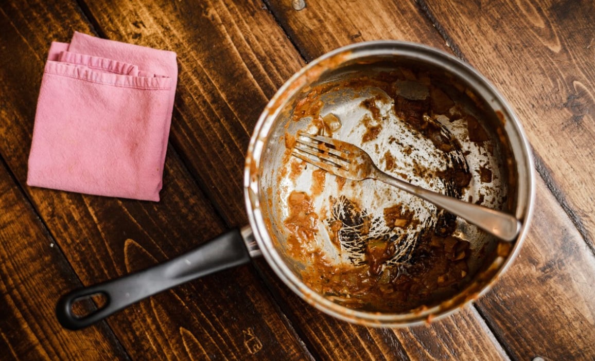 ¿Cómo limpiar una olla antiadherente quemada y sin rayarla?