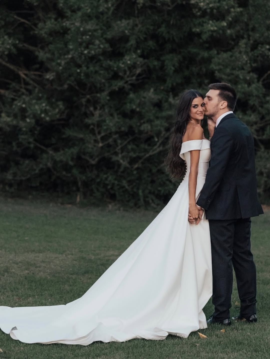 Los novios con toda su elegancia (Foto: @emiliylucius)