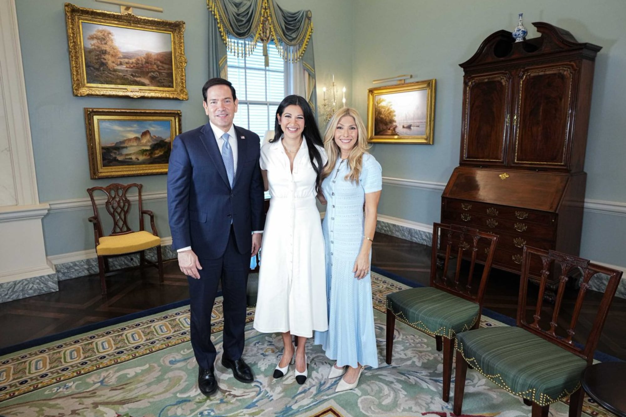 El secretario de Estado, Marco Rubio, y su esposa, Jeanette Dousdebes, compartieron detalles de su vida personal en el podcast de Katie Miller