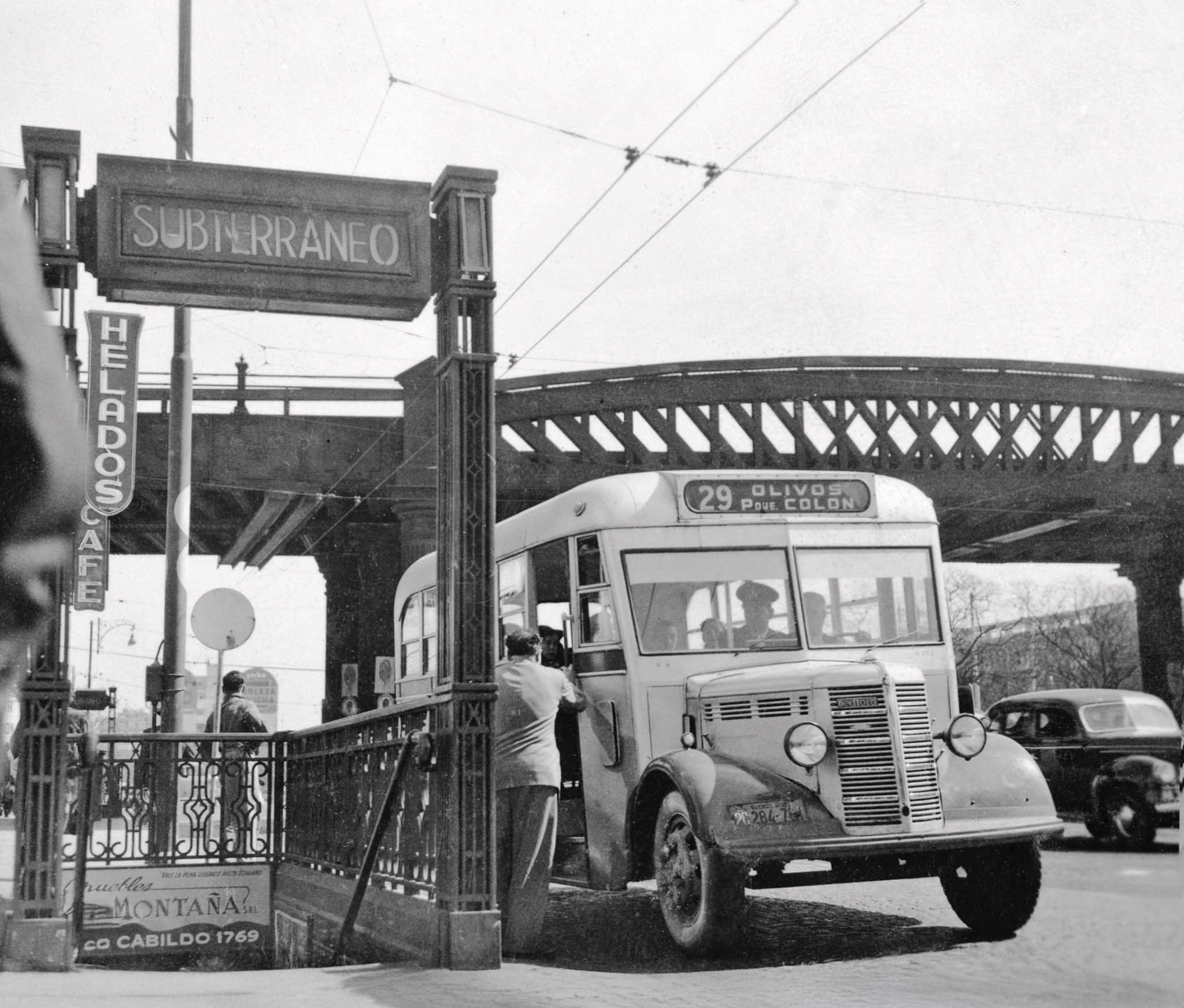 Un colectivo 29 se detiene en Puente Pacífico. 1951