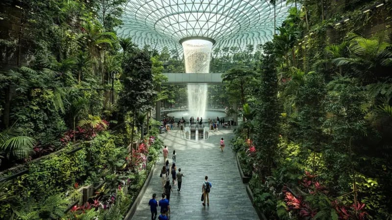 La cascada es una de las grandes atracciones del aeropuerto