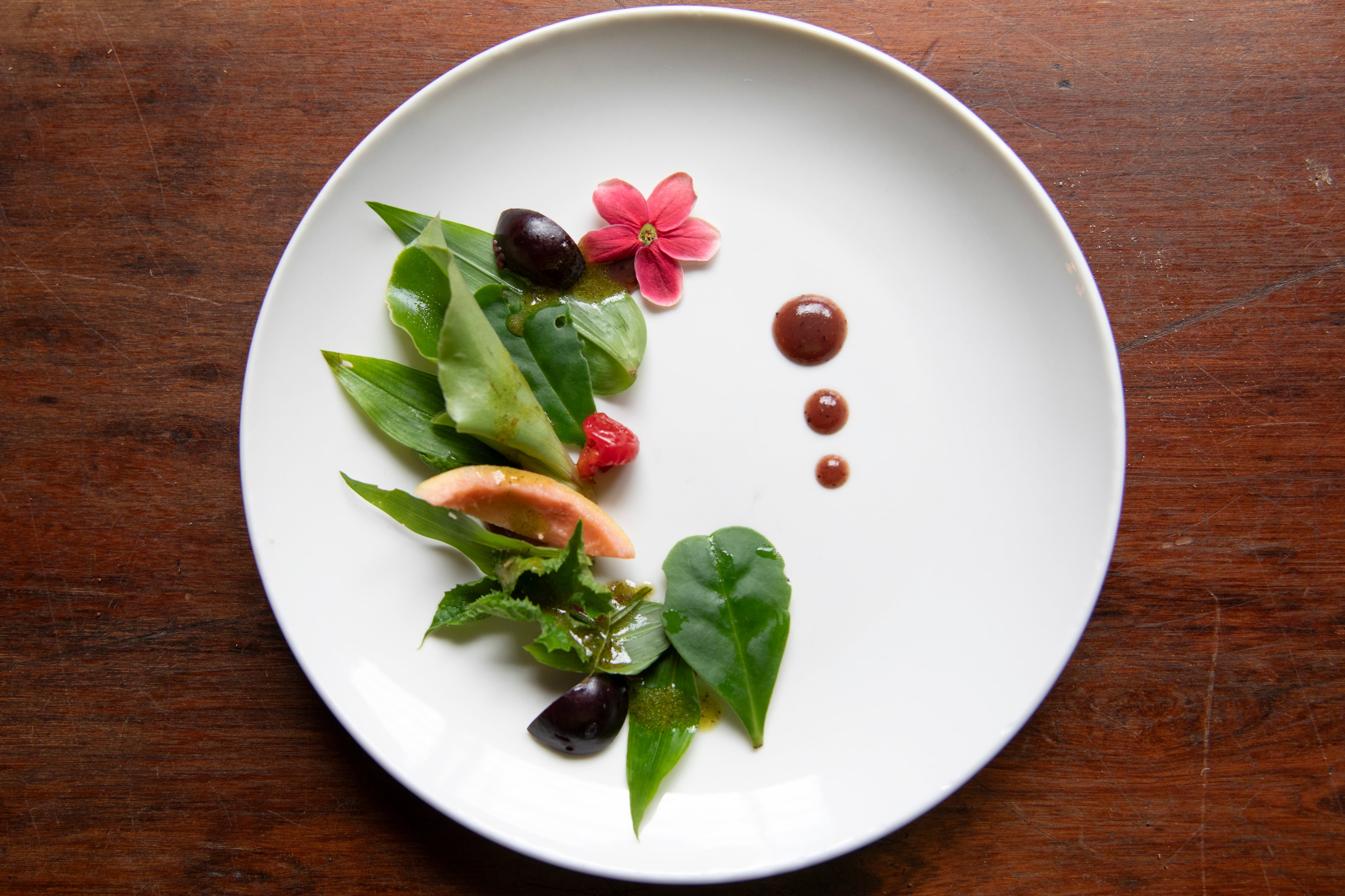 Un plato llamado Monte: yuyos, frutas nativas y flores. Jabuticaba, pitanga, guayaba y vinagre de pitanga