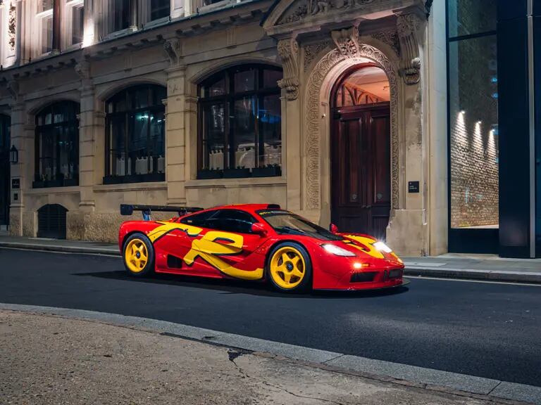 El F1 GTR de 1996 incorporó extensiones en los extremos delantero y trasero de la carrocería, un divisor frontal más agresivo y diferentes modificaciones para aumentar la carga aerodinámica (foto RM Sotheby´s)