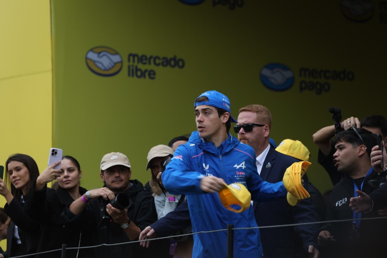 Fervor por Colapinto: un multitud de fanáticos y familias revoluciona Palermo 8 Colapinto tuvo su primer contacto con la gente y arrojó gorritas