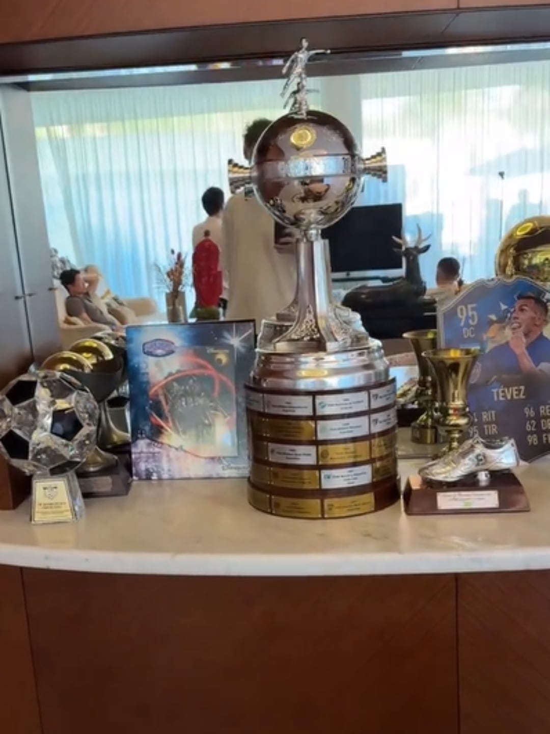 En el living, el futbolista tiene su colección de trofeos con Boca (Foto: Captura de video / TikTok @shootforloveworld)