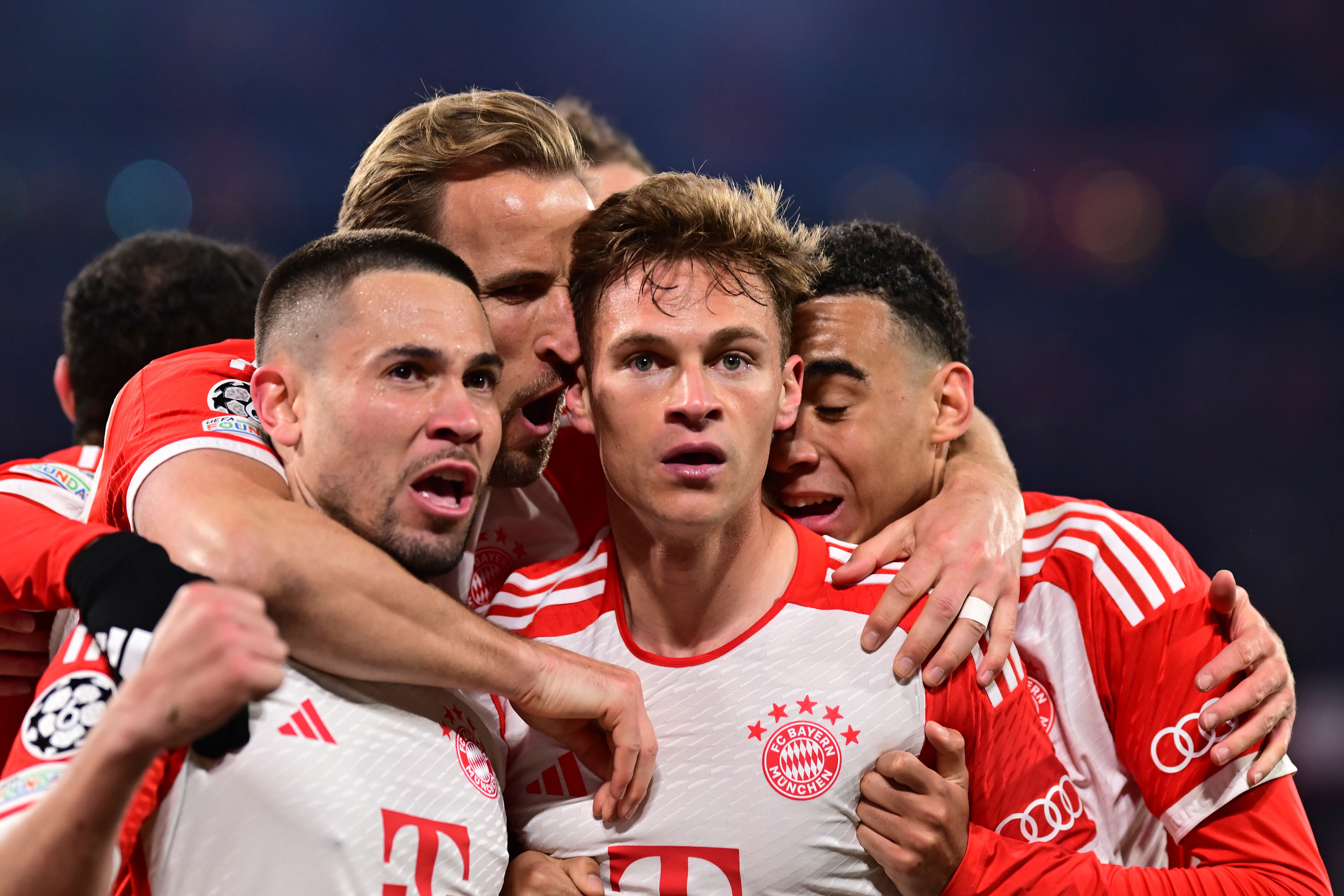 Joshua Kimmich del Bayern Múnich, celebra con sus compañeros de equipo después de anotar el único gol del partido de vuelta en los cuartos de final de la Champions League entre Bayern Múnich y Arsenal (AP Foto/Christian Bruna)