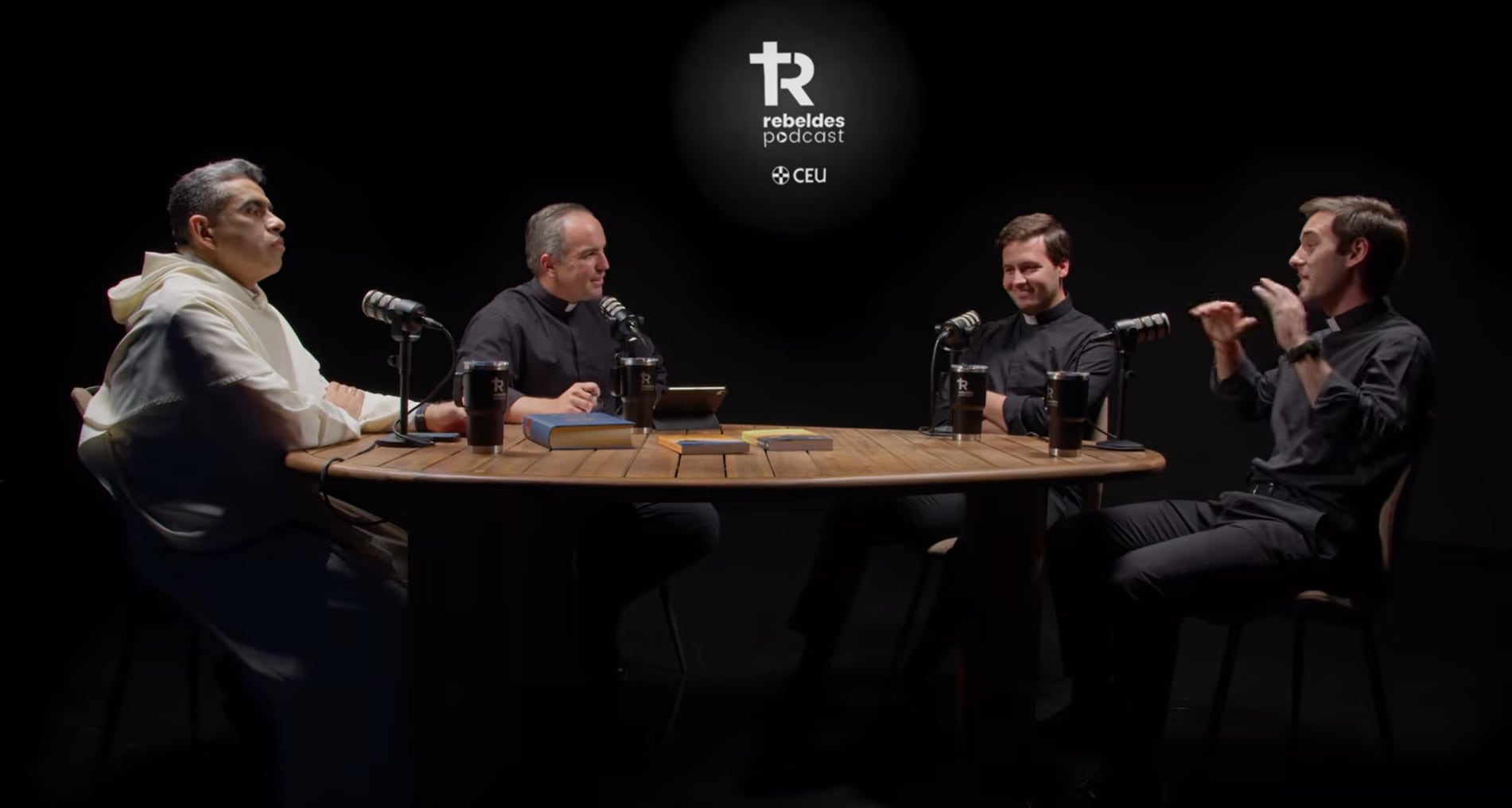 El sacerdote Javier Pastor fue entrevistado por un podcast católico