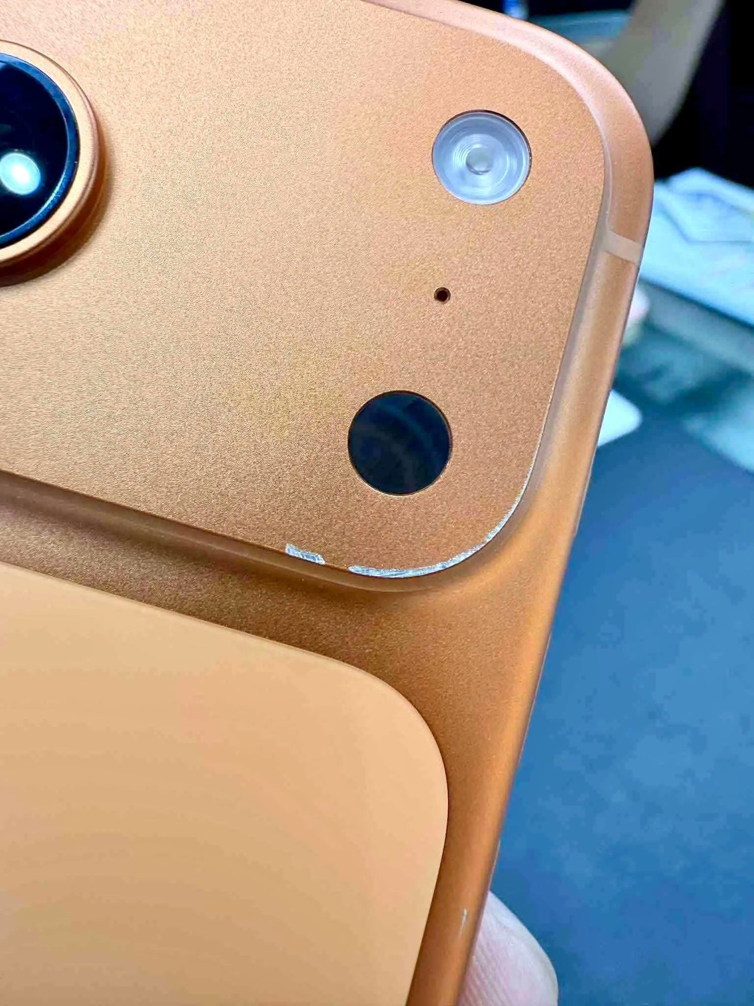 Un flamante iPhone 17 Pro ya muestra la falta de pintura en el borde del bloque de cámaras