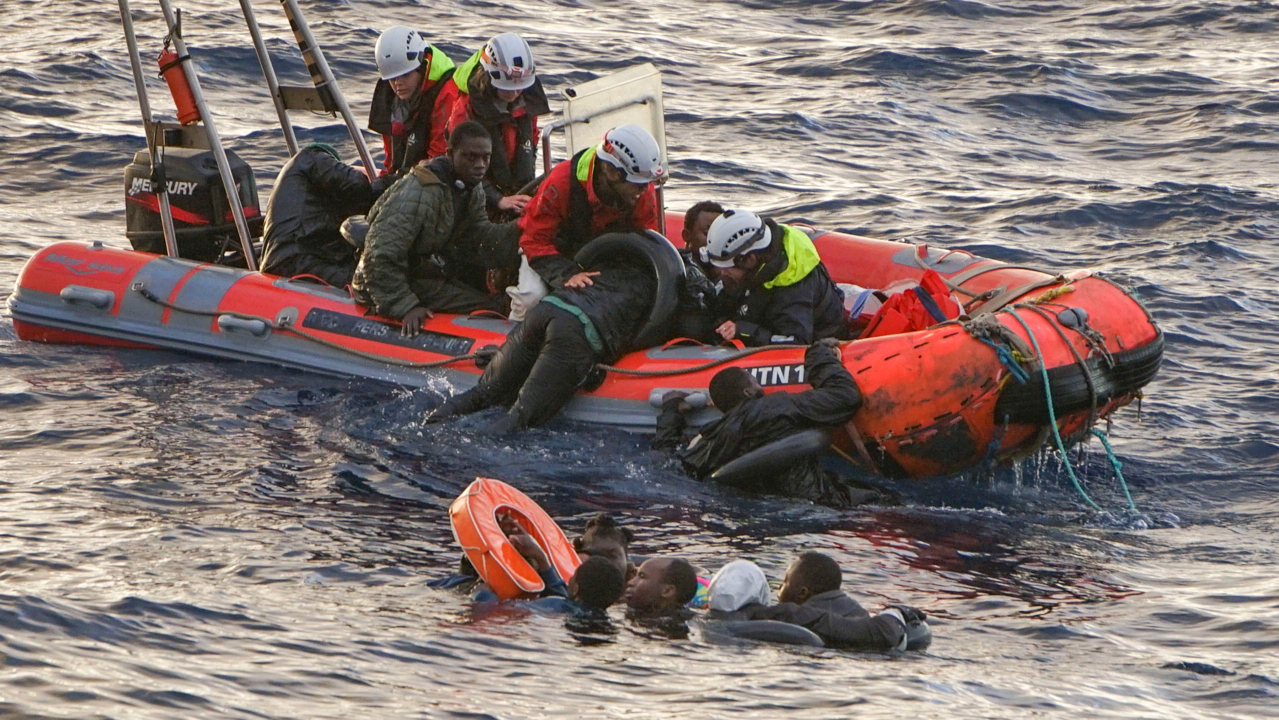 Migrantes rescatados por el barco humanitario Sea Punk I frente a la isla italiana de Lampedusa