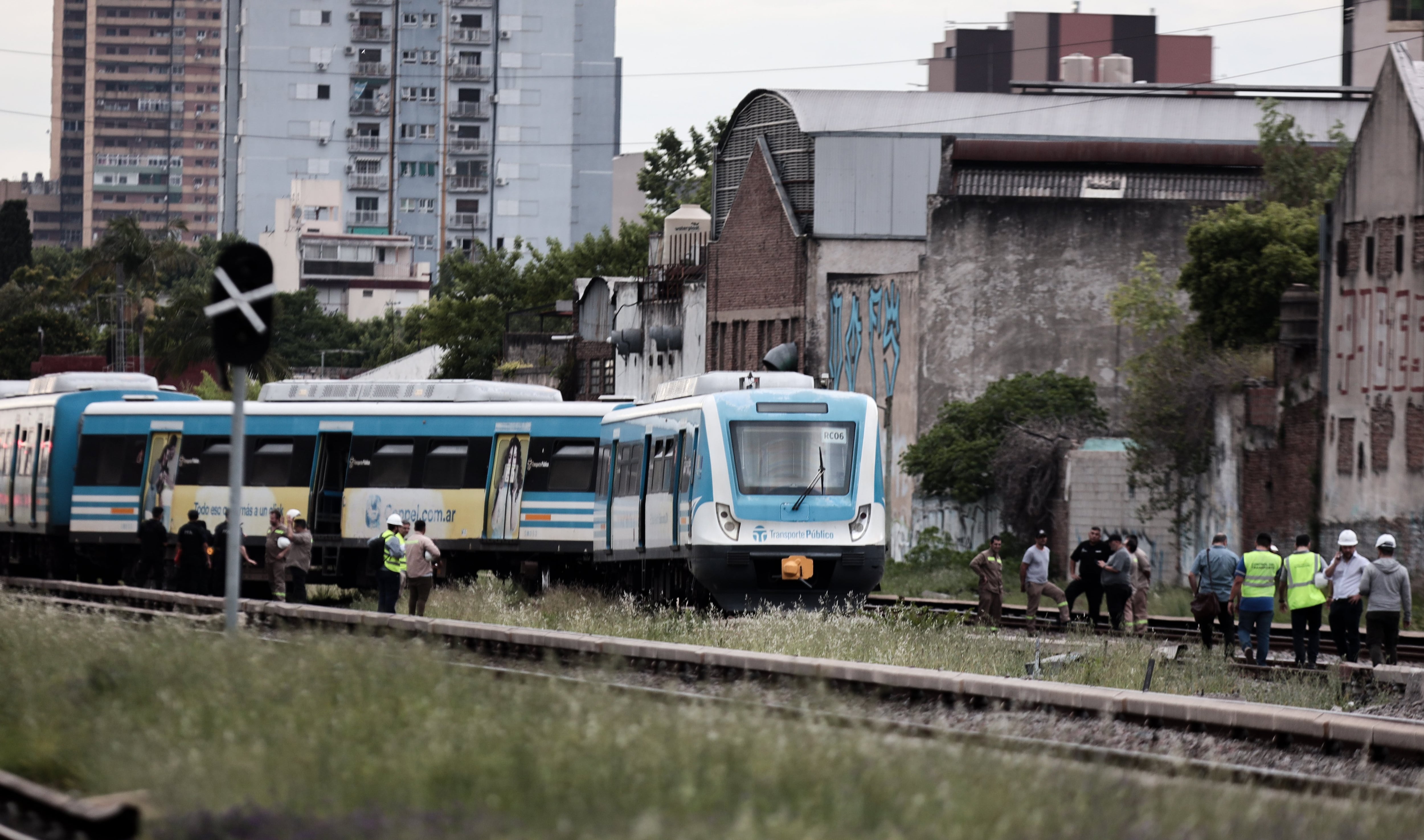 Bomberos, rescatistas y el SAME trabajando en el lugar del accidente