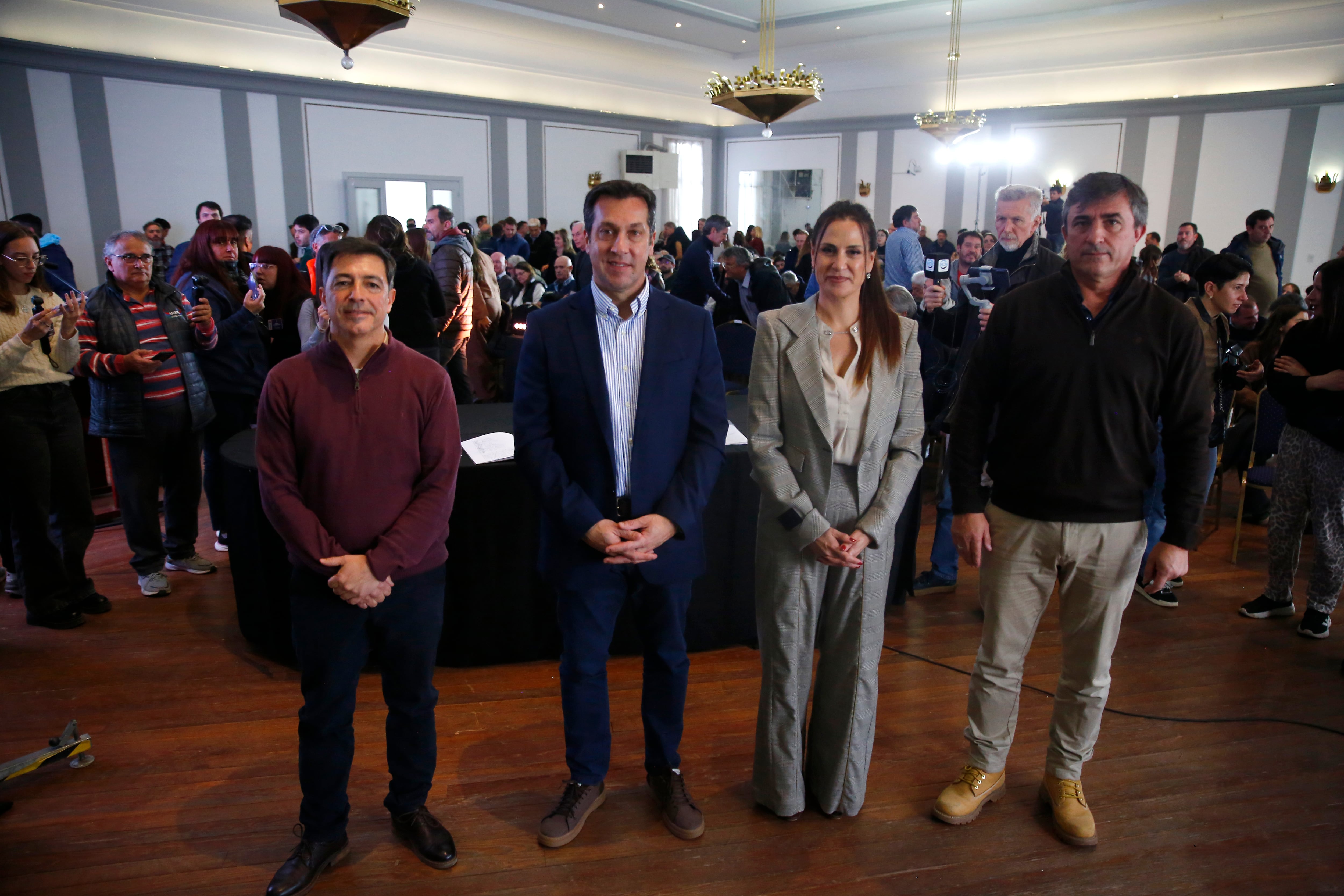 Oscar Merlo, el intendente Rojas, la martillera y Adrián Furno, secretario de Obras municipal