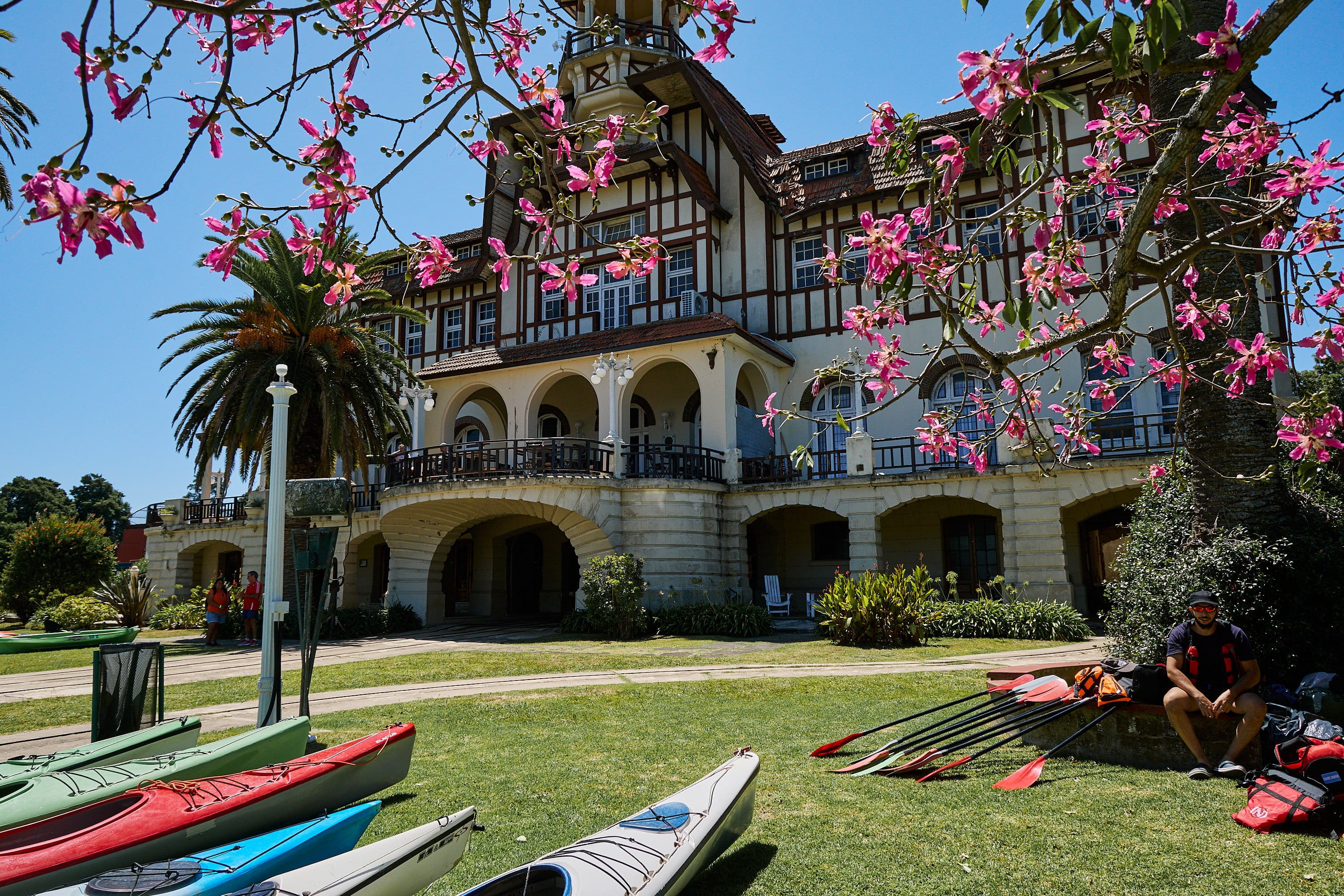 Del Riachuelo al Delta: fundado en 1876 en La Boca, el club se mudó después a Tigre, donde levantó el edificio que hoy cumple cien años. Se inauguró con el presidente Marcelo Torcuato de Alvear entre los invitados y fue construido por Siemens, con tejas francesas y mármoles traídos de Europa