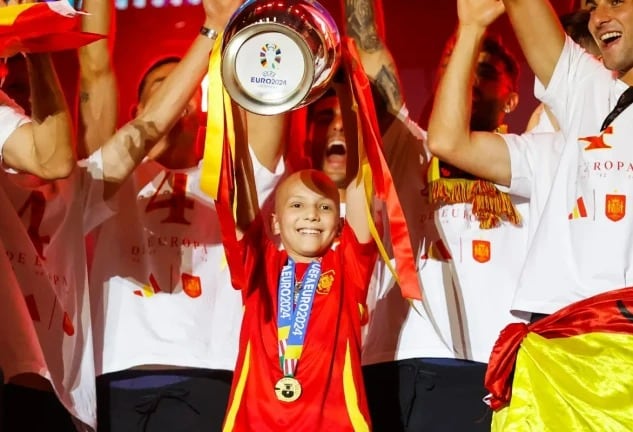 María Caamaño levantando la Eurocopa 2024