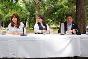 Kicillof resiste la presión del kirchnerismo y las invitaciones de peronistas y radicales para romper