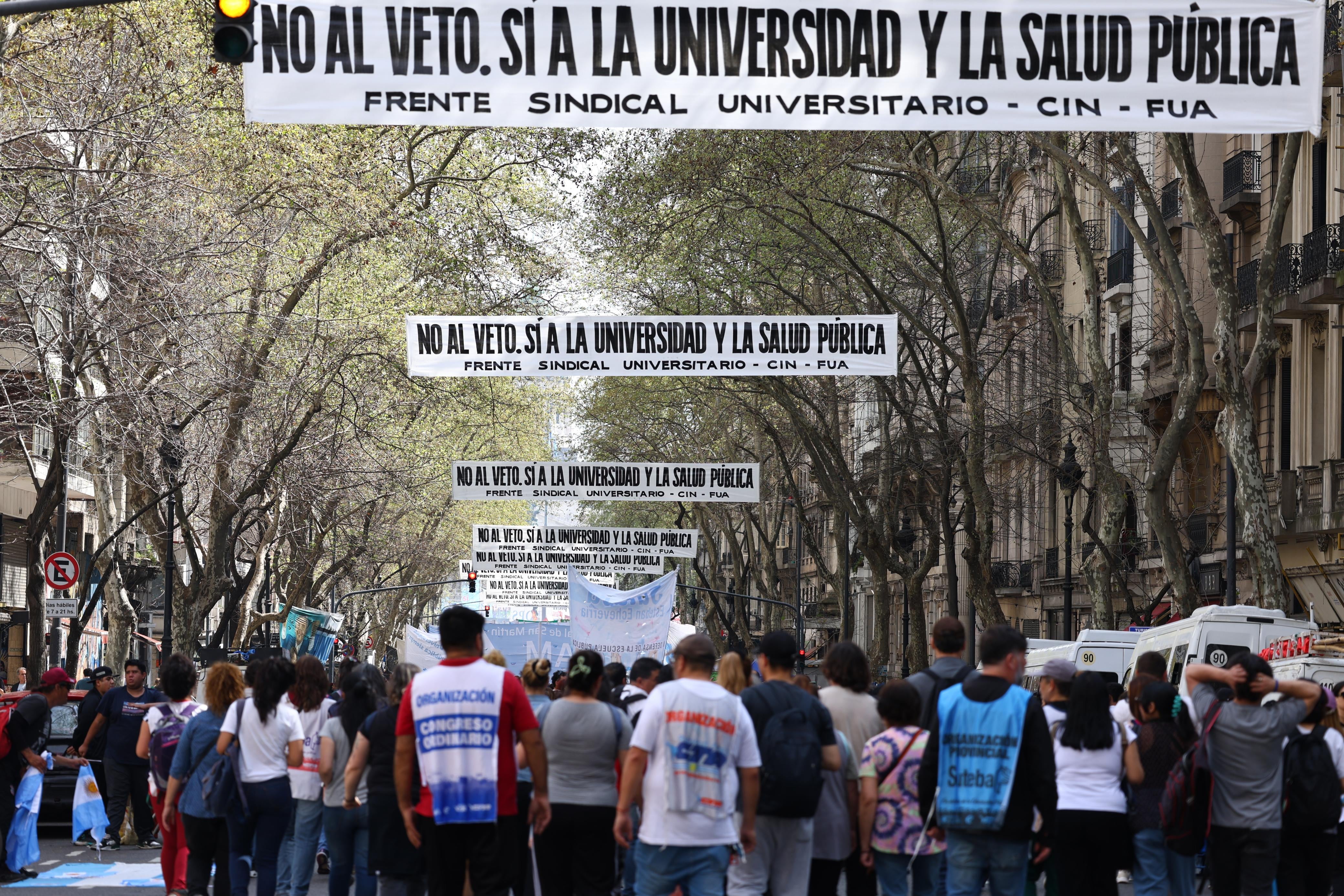 Protestas de organizaciones sociales y sindicatos en el Congreso de la Nación