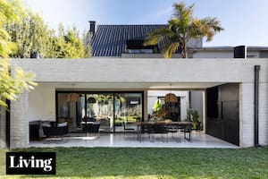 Un chalet de ladrillo en Olivos pasó a ser una casa moderna y blanca sin caer en la demolición completa