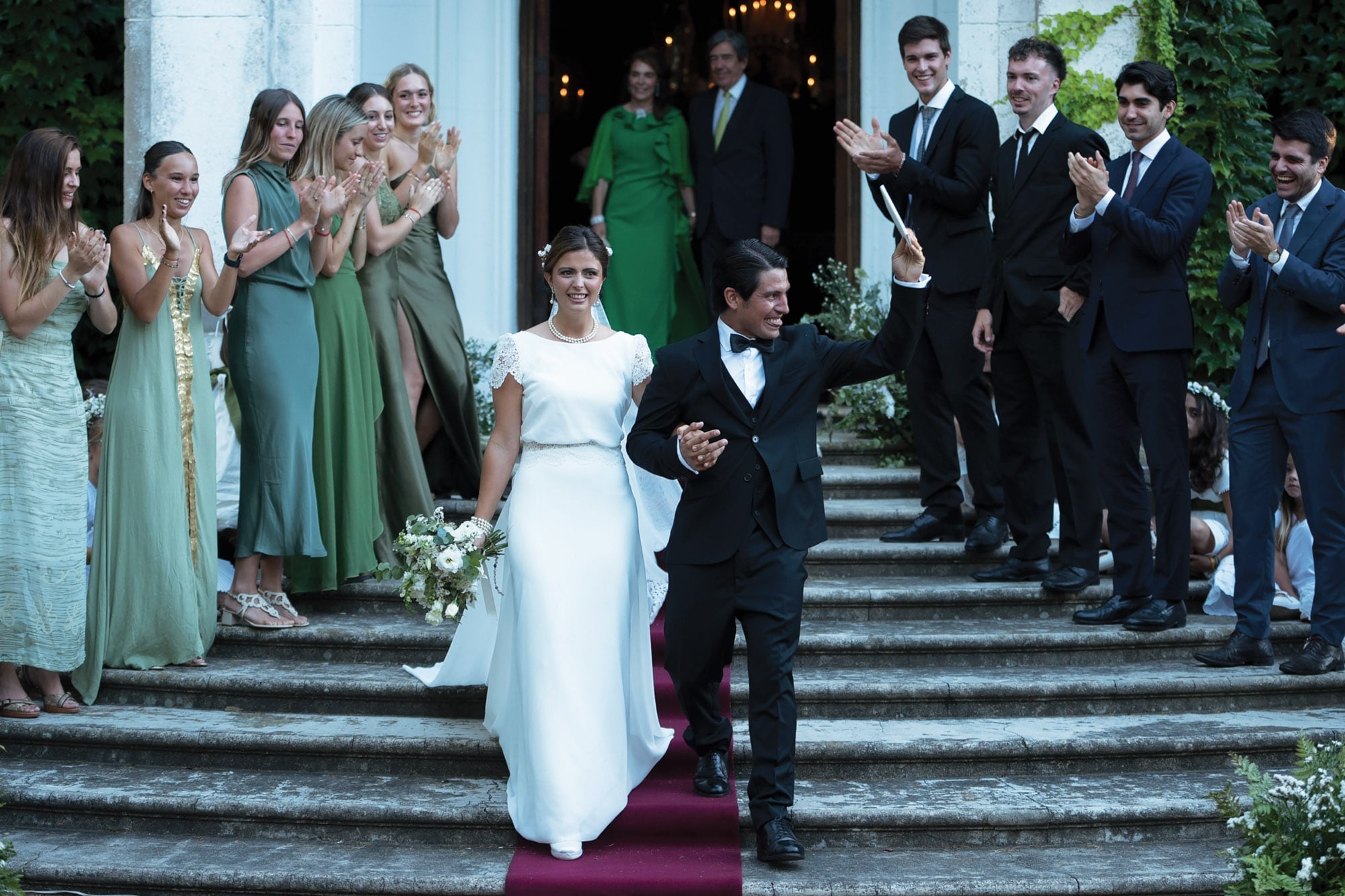 Los novios escoltados por las damas de honor –vestidas
en tonos de verde musgo– y los bestmen. Detrás de los novios, la
mamá de Luisa, Agustina Braun Blaquier, con Jandri Blaquier.