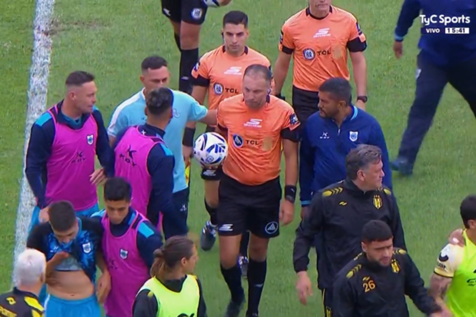 Se suspendió un partido de la Primera Nacional por amenazas al árbitro ¡adentro del vestuario!