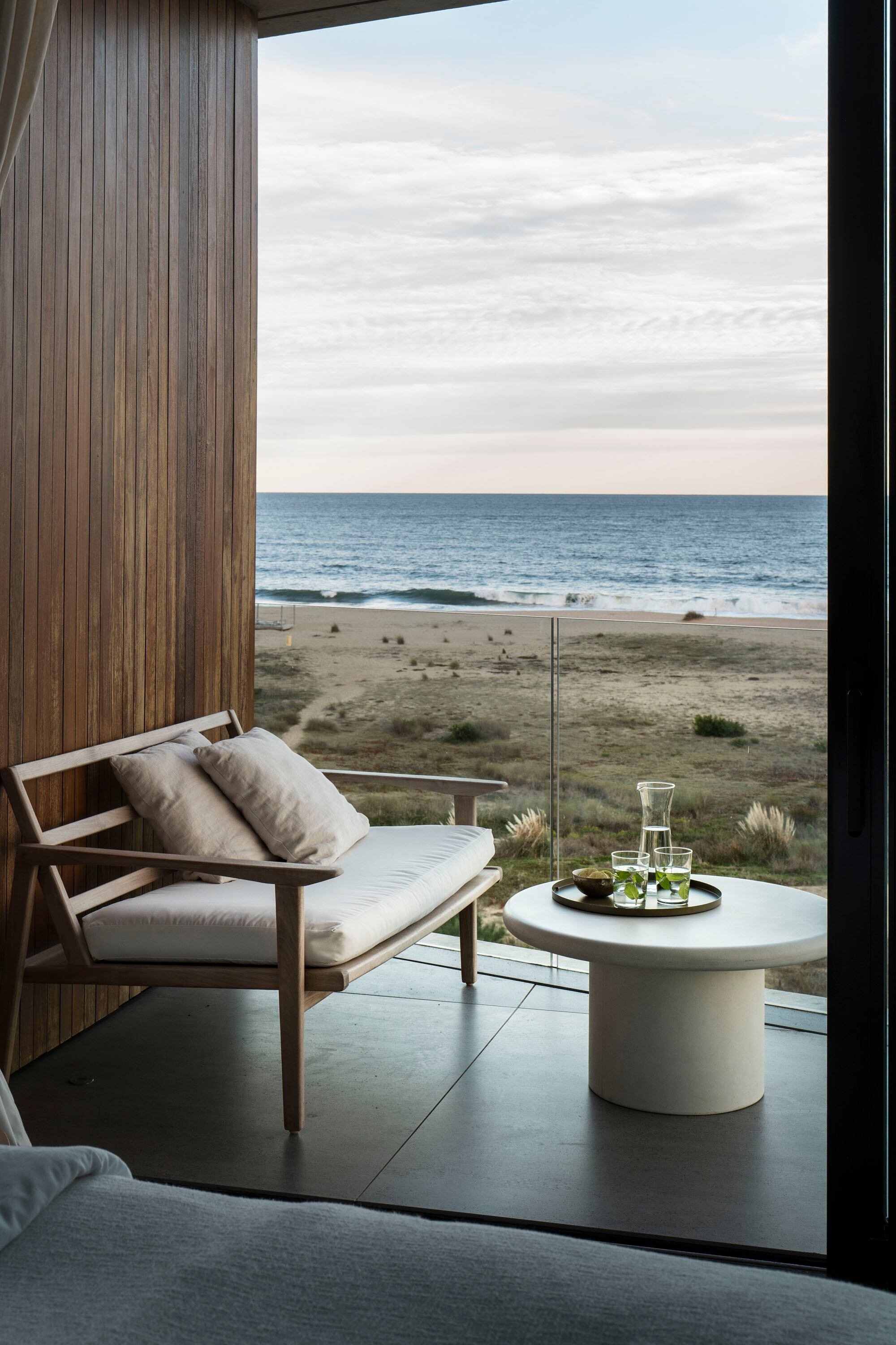 El balcón, con revestimiento de incienso, se equipó con muebles de exterior de Coin Vert.
