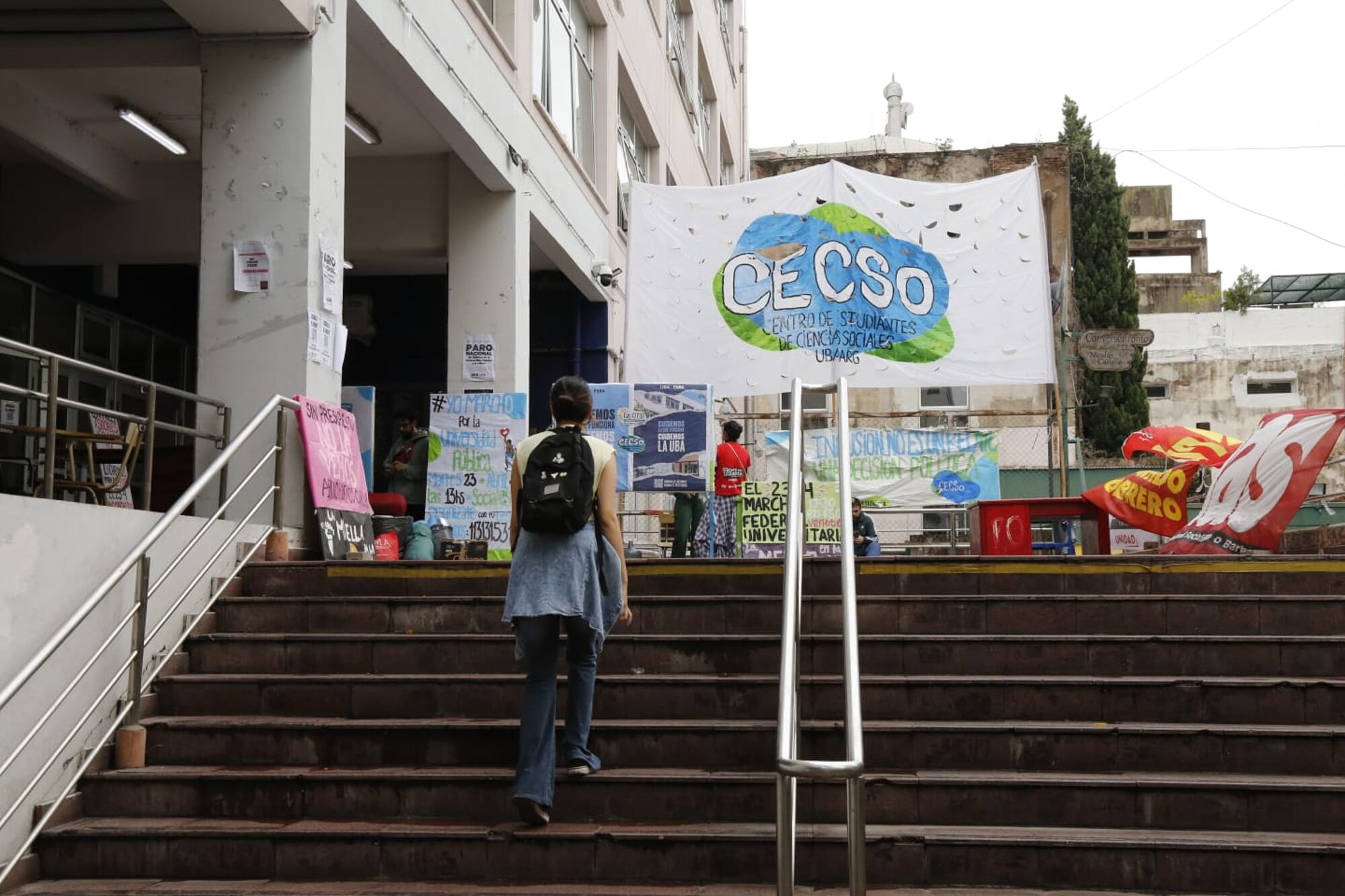 “Contra las fuerzas del cielo”. La facultad de la UBA donde durmieron más de 100 estudiantes y se convirtió en el búnker previo a la marcha