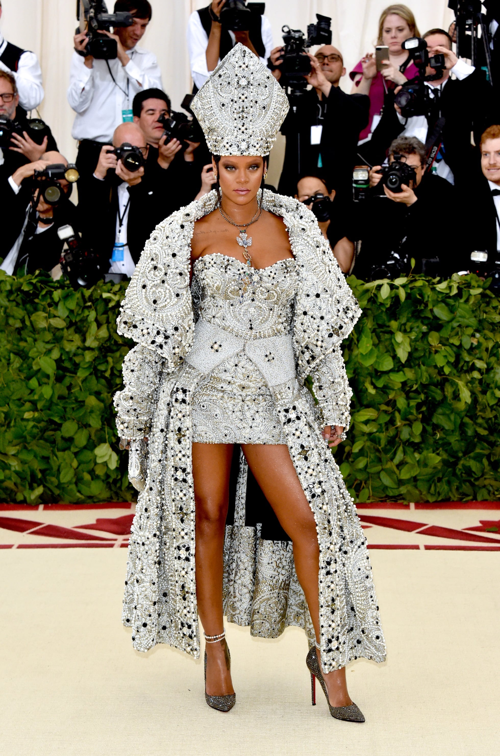 La cantante Rihanna vestida con una mitra papal, en un traje diseñado por John Galliano