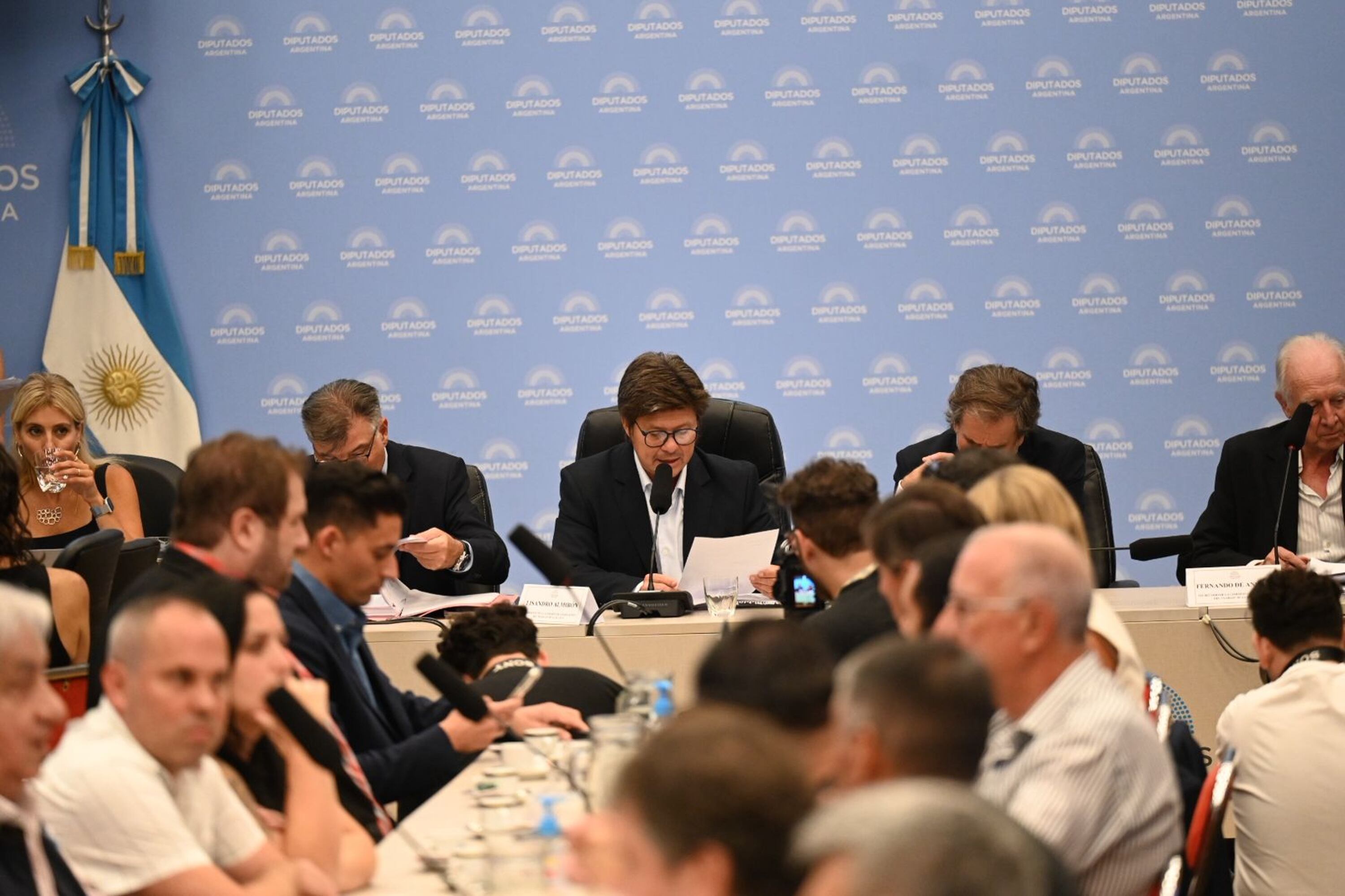 Lisandro Almirón conduce el debate el miércoles en el plenario de comisiones de Legislación Laboral y Presupuesto