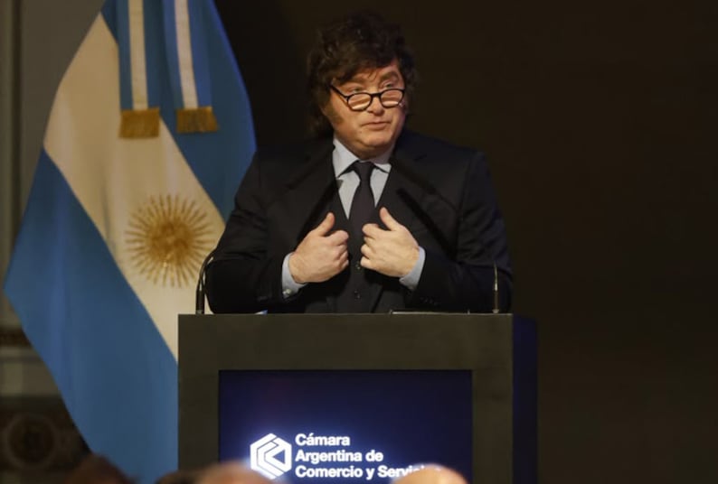 Milei volvió a atacar a periodistas que cuestionaron sus políticas: “ignorantes e imbéciles”