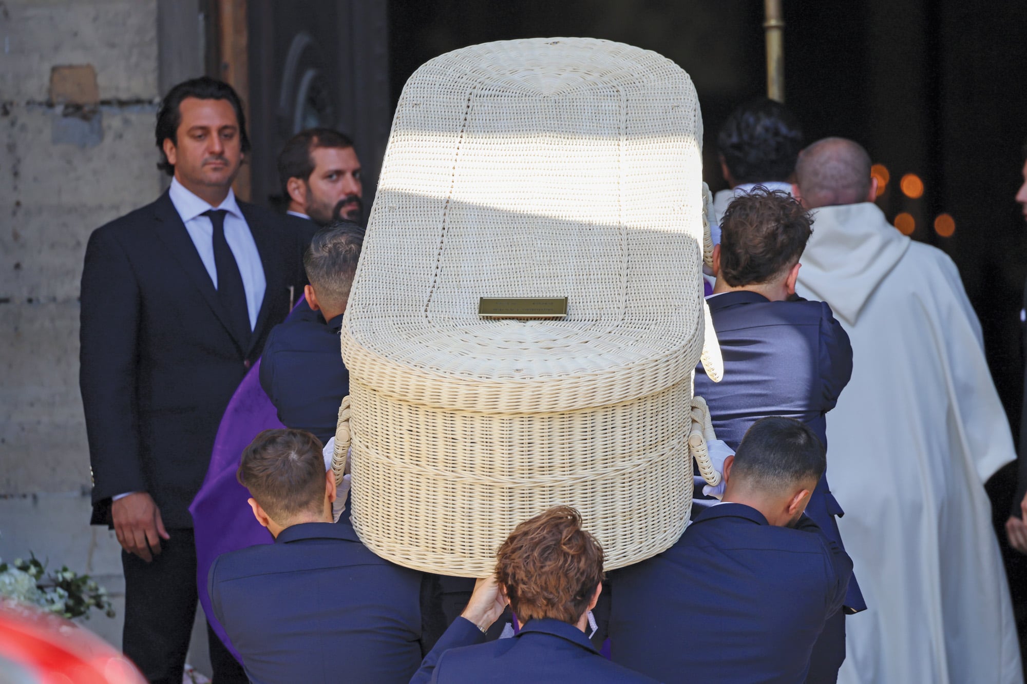 Mathilde Favier fue
despedida en un féretro de mimbre en una
ceremonia católica
que se extendió durante casi tres horas