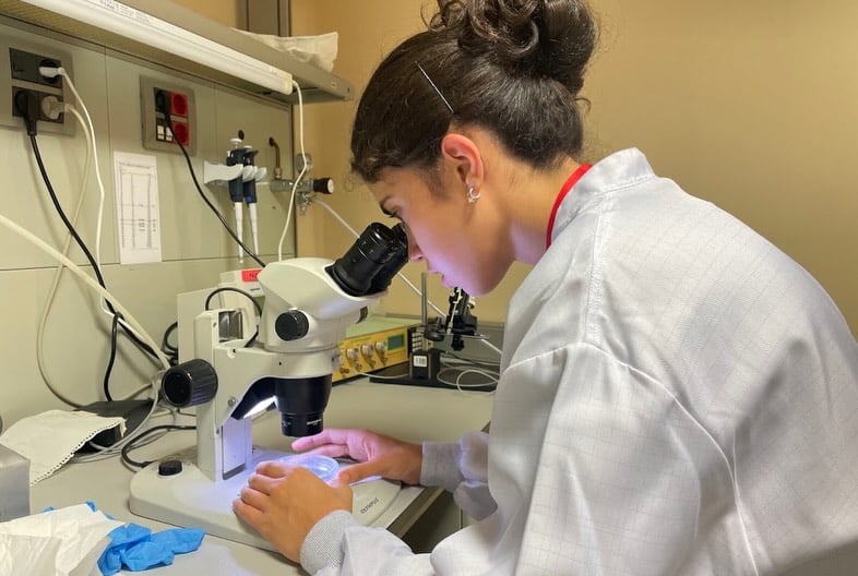 A pesar de ser una de las mentes más brillantes de España, la niña no quería dejar de lado su pasión por los deportes y a sus amigos, mientras se perfeccionaba en neurociencia