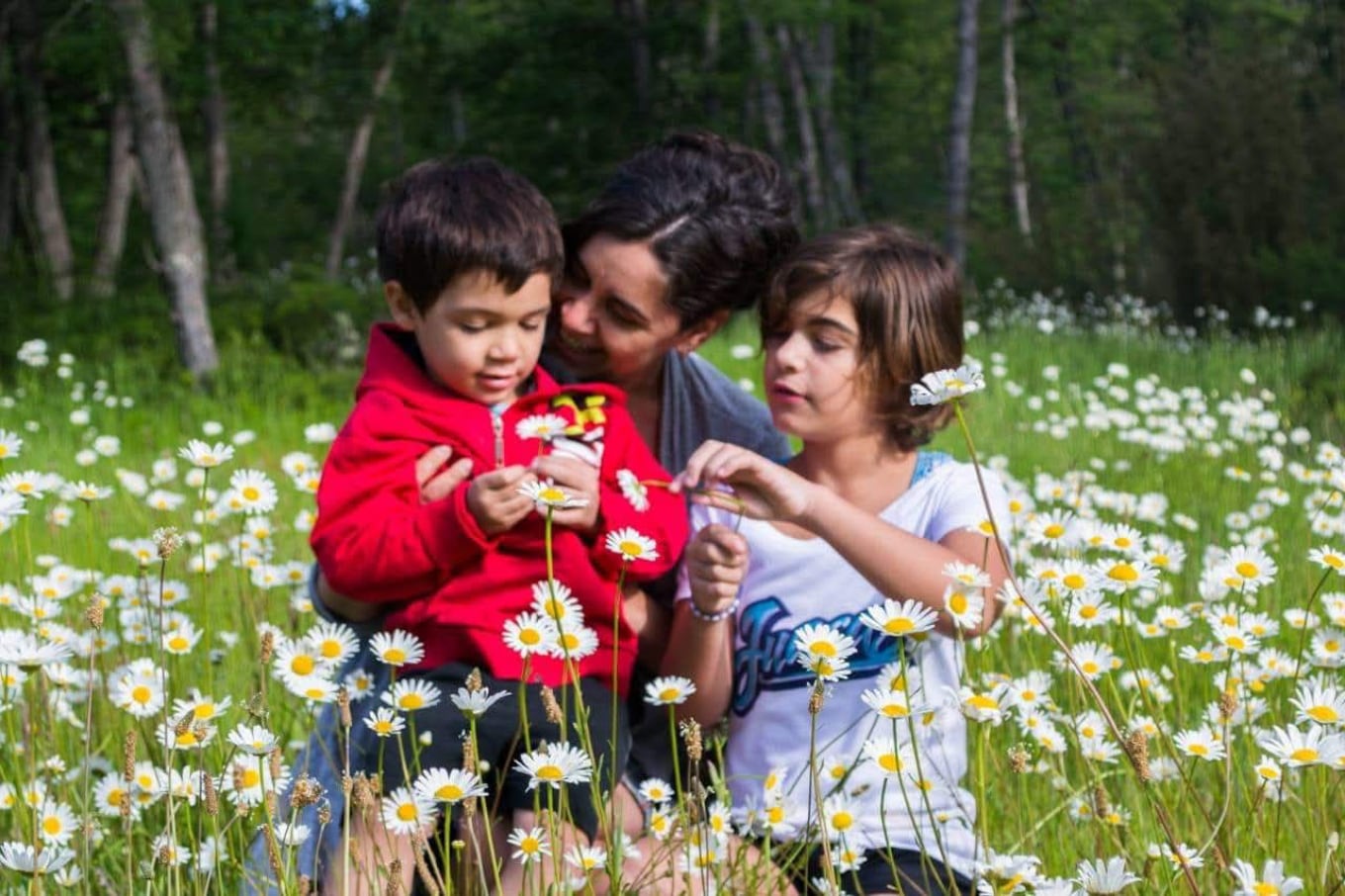 Marcela junto a sus hijos, Violeta y Caetano.