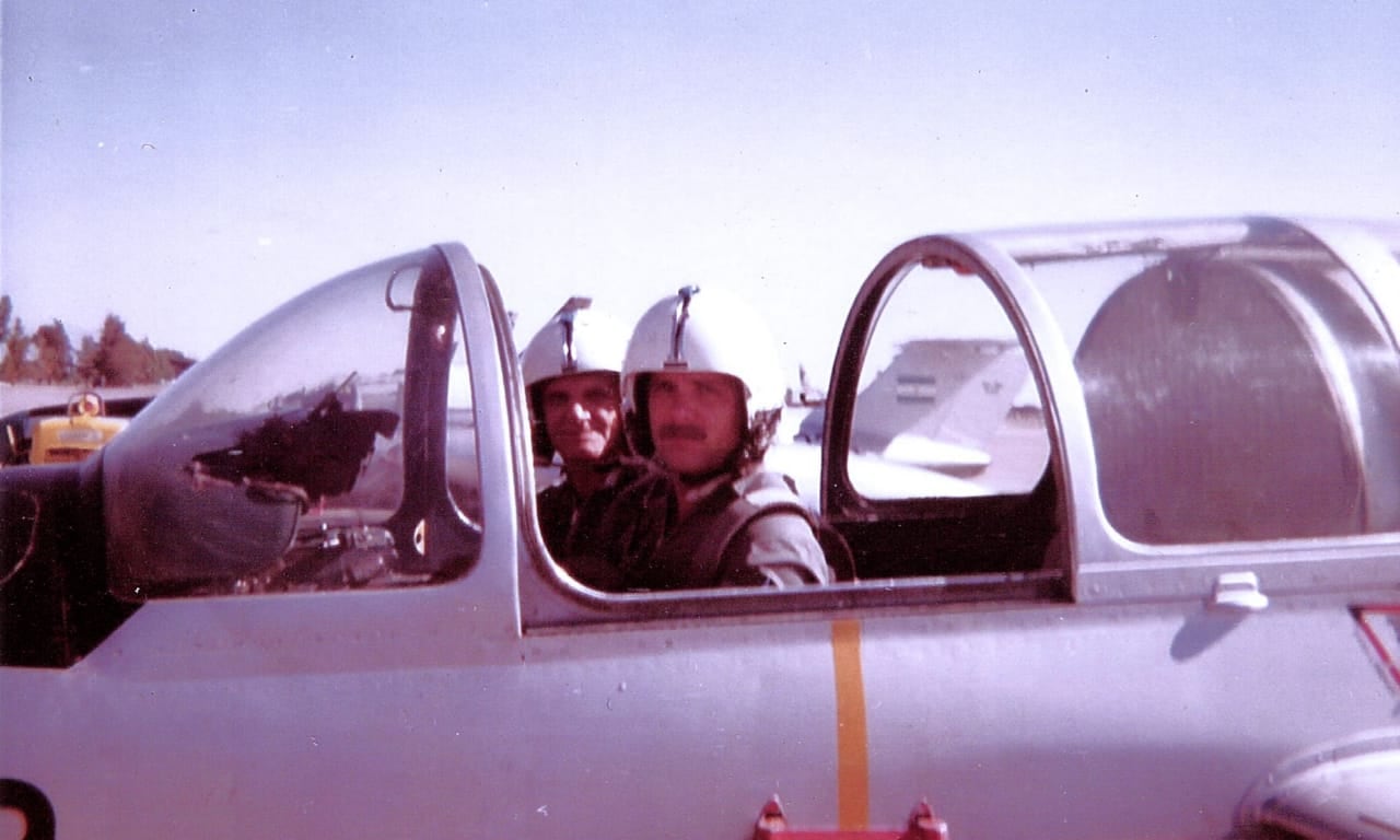 Diciembre de 1974. Marcos, piloto egresado de la Escuela de Caza, junto a su padre Witold, veterano guerrero de la Segunda Guerra Mundial, en la jornada que compartió un vuelo en jet. (Gentileza de Marcos Czerwinski).
