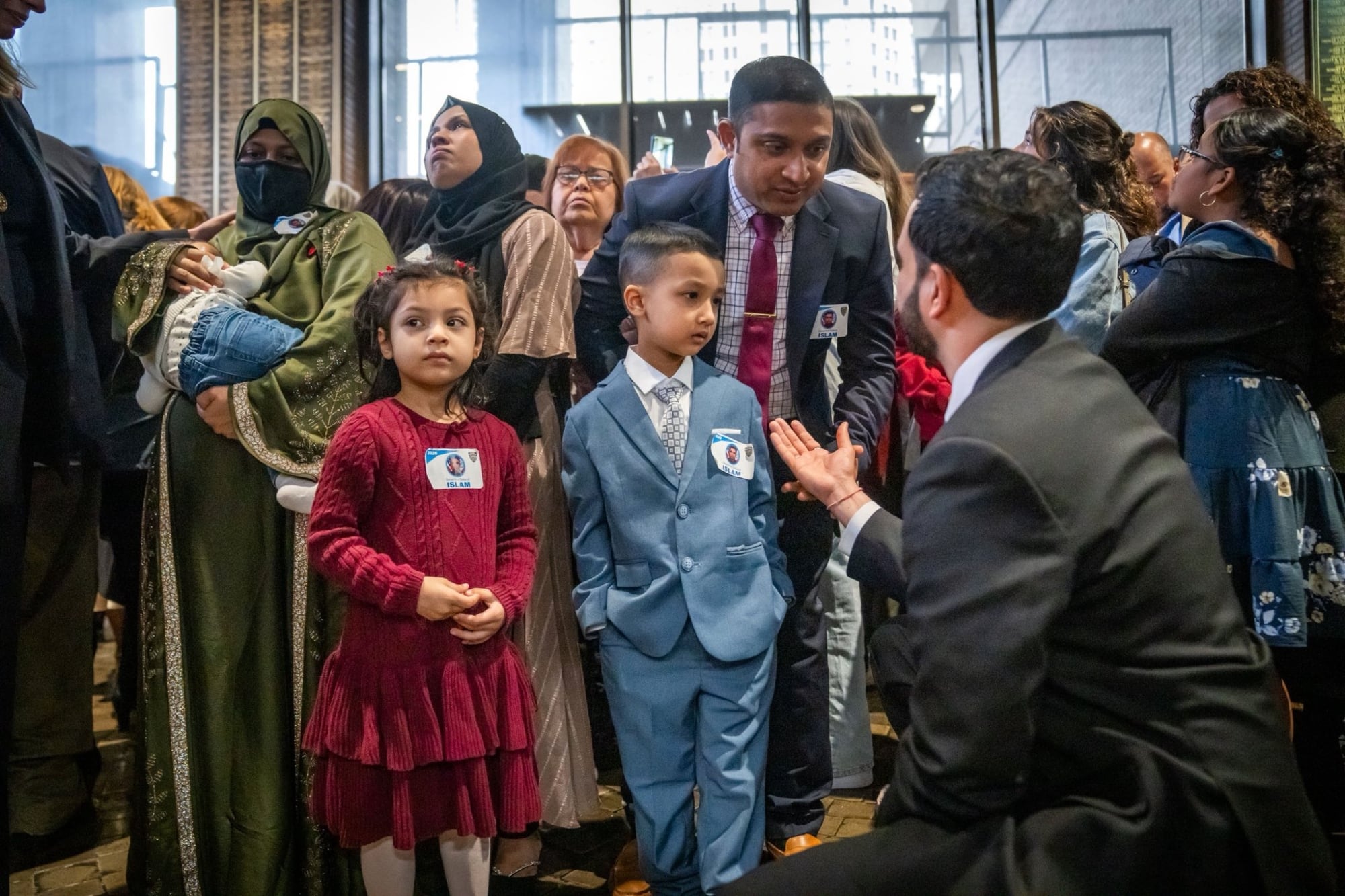 Mamdani pasó tiempo junto a la familia de Islam, agente caído en un tiroteo