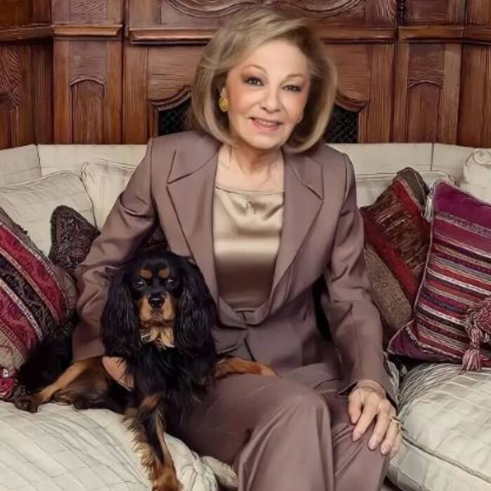 Farah Diba con su inseparable compañero Mowgli