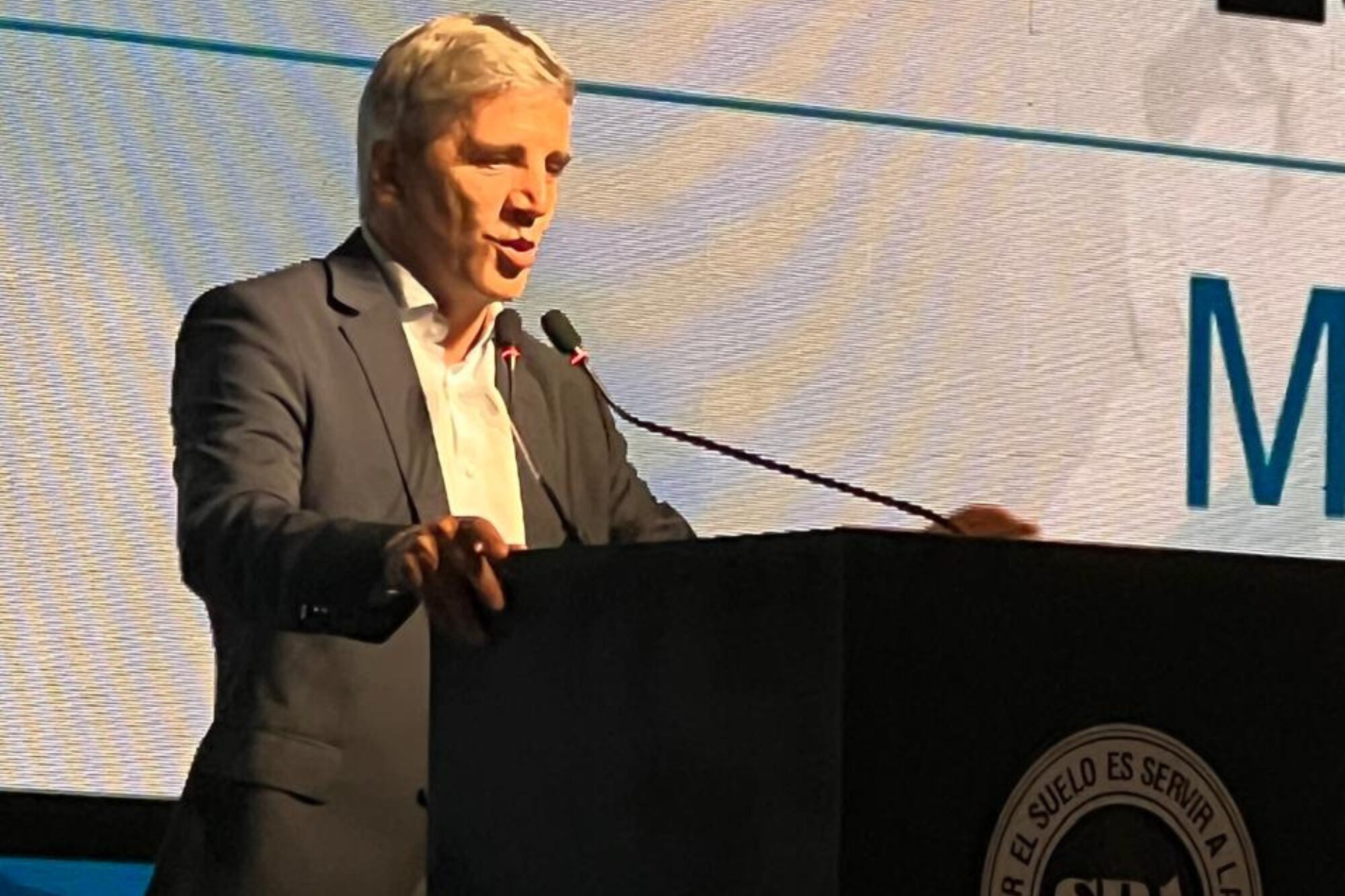 Caputo cargó otra vez contra gobernadores e intendentes y los acusó de subir el impuesto de ingresos brutos