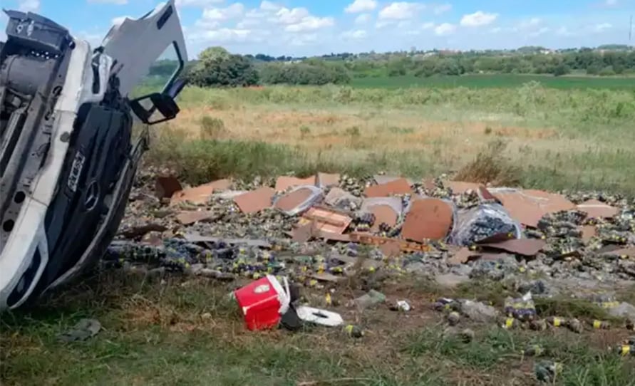 Volcó un camión lleno de Fernet y los vecinos de la zona se robaron las botellas
