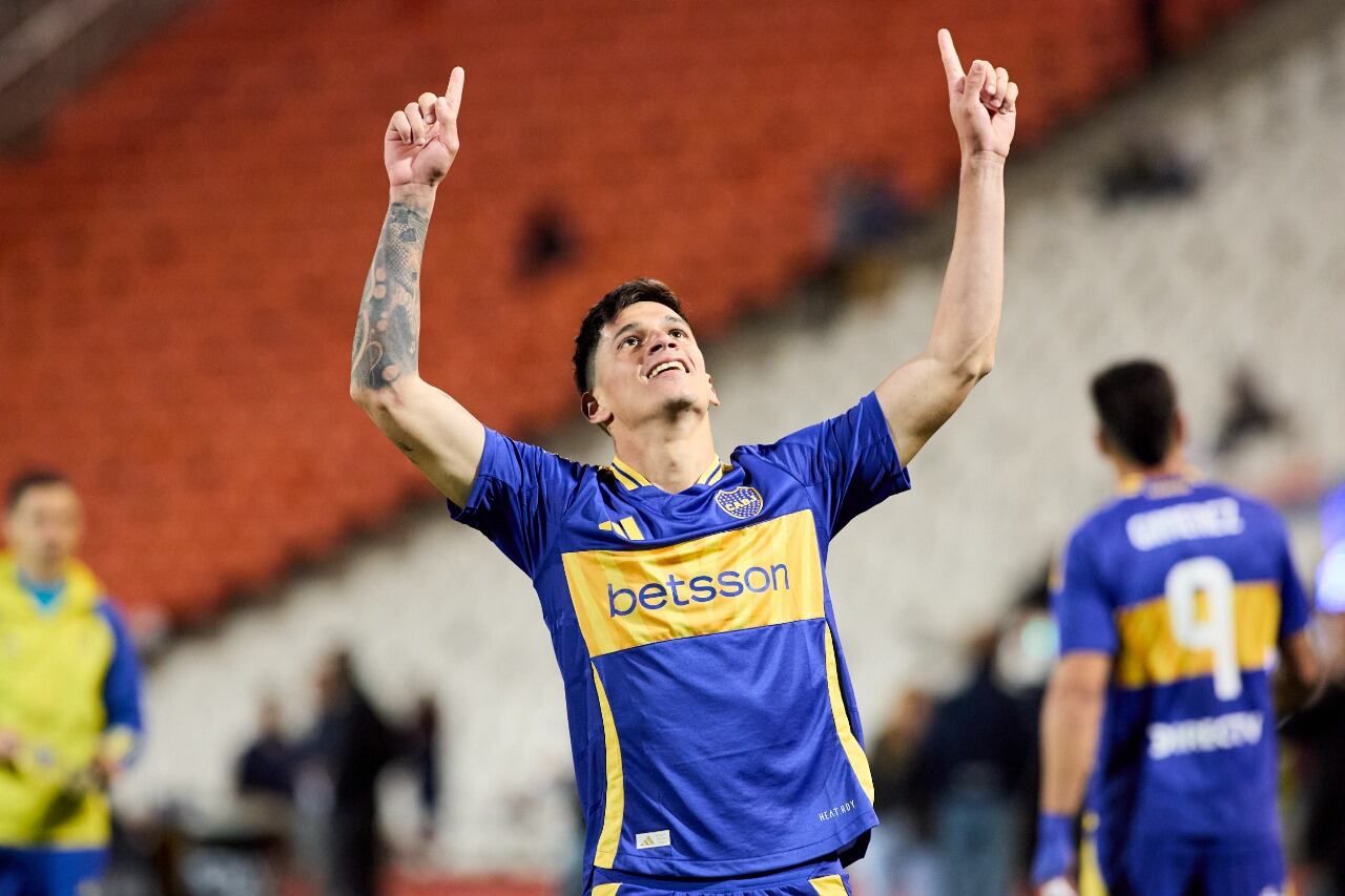 Aguirre celebra su gol a Talleres, por la Copa Argentina 2024