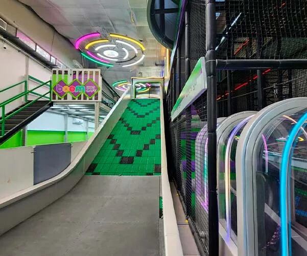 Tobogán por el que se pueden deslizar sentados en un salvavidas