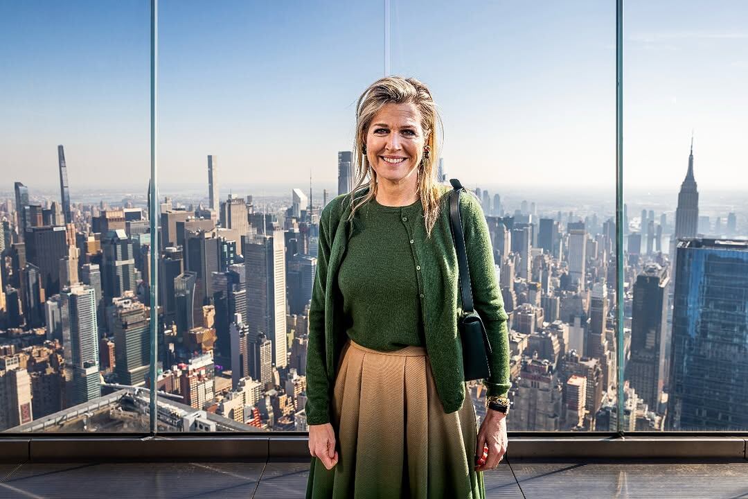 La reina Máxima estuvo en el mirador Edge de Nueva York y se lució con un look verde en degradé (Foto: Instagram @patrickvkatwijk)