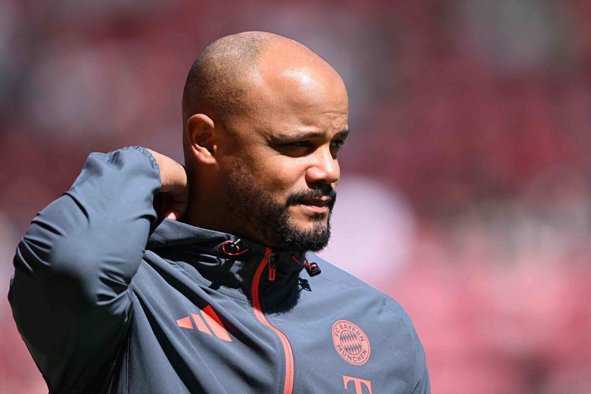 Vincent Kompany llegó a la tercera amarilla en la Champions League actual y fue suspendido por la UEFA. De este modo no podrá estar en el banco de suplentes para dirigir a su equipo