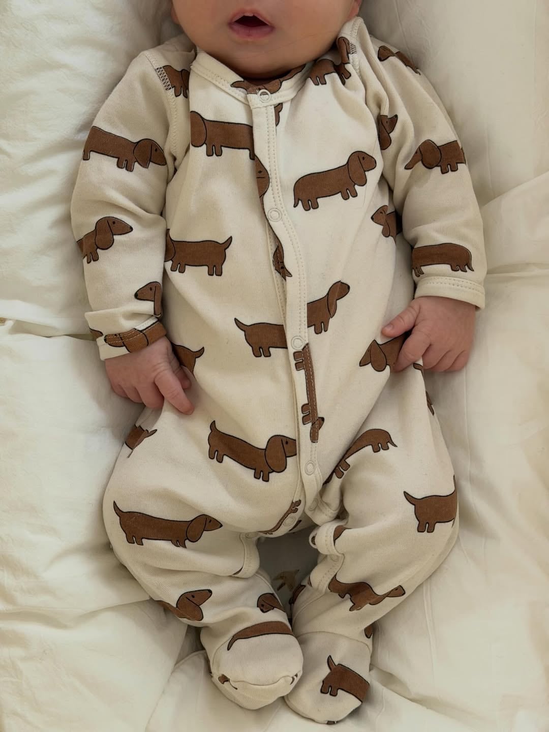 Úrsula Corberó compartió la intimidad de su día a día con su bebé y el Chino Darín: “Tanto amor no me cabe” 14 Dante mientras duerme en la cama de sus padres