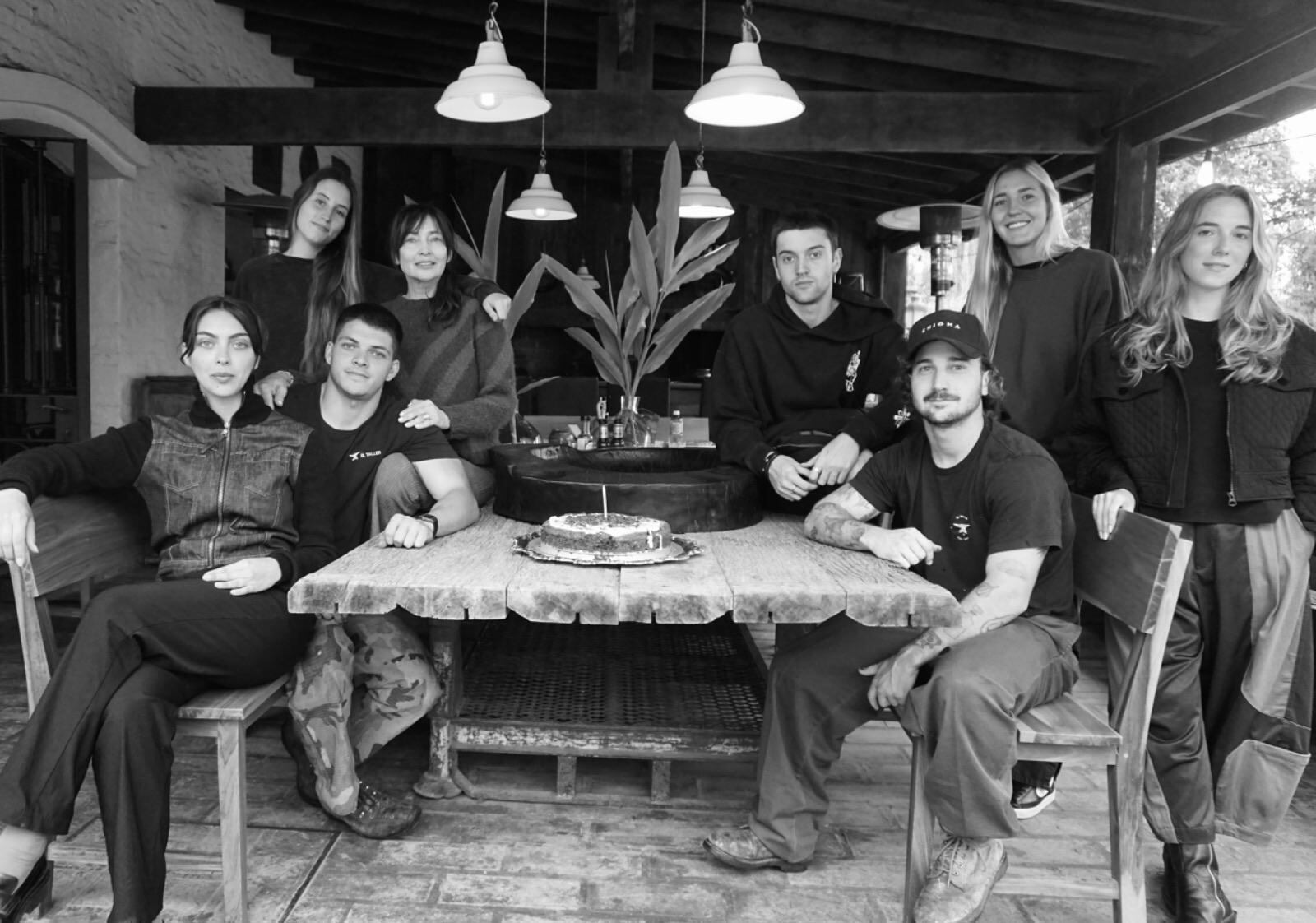 Este año, el estudio de Leticia cumple 11 años. Sentados a la izquierda, sus hijos María y Gonzalo, que forman parte del equipo.