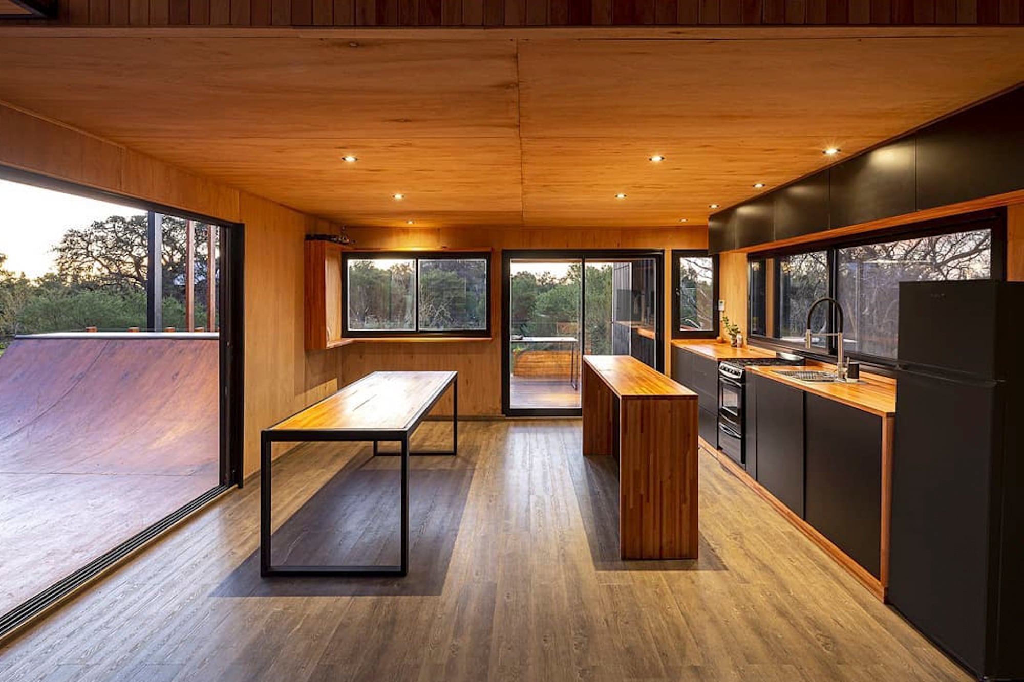 La grifería y los electrodomésticos, incluida la heladera, son de color negro, reforzando la estética